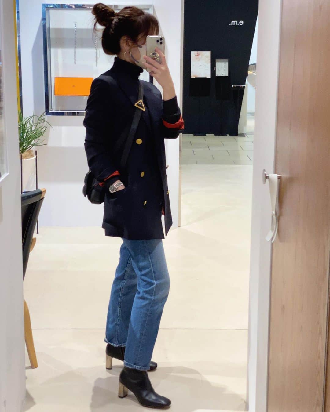 akiii031のインスタグラム：「久しぶりにjacket着たくなった日💙  jk @madisonblue_official  knit @uniqlo_jp  denim @motherdenim  boots @celine  bag @newbottega」