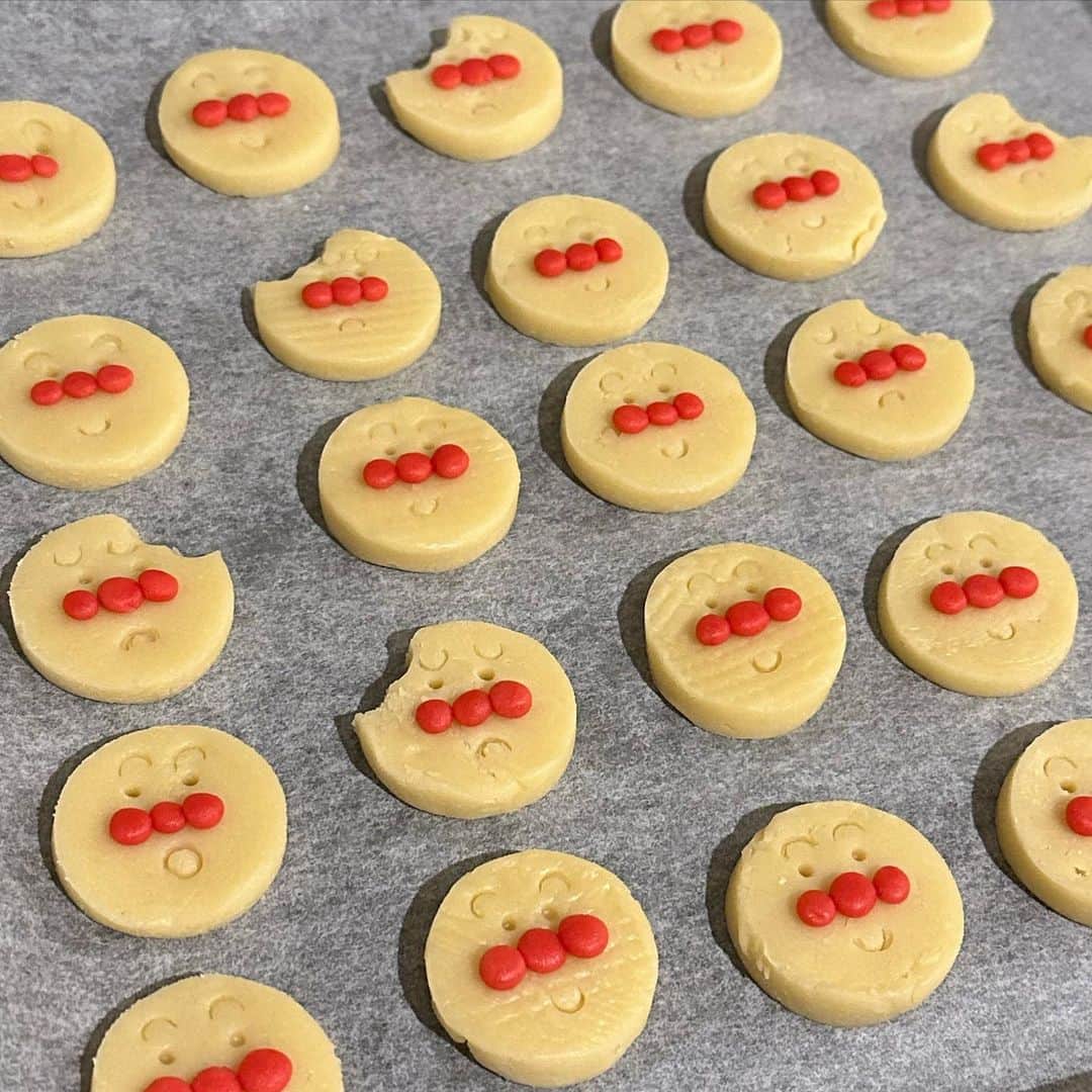 のインスタグラム：「焼く前も最高にかわいかった🤩🤣💞  YouTubeに作り方 UPしたので良かったら観てね✨  このパティシエさん直伝クッキー生地簡単でほんまに美味しいよ〜💫 バレンタインは終わったけど、なんでもない日にプレゼントすると喜んでもらえると思います💌」