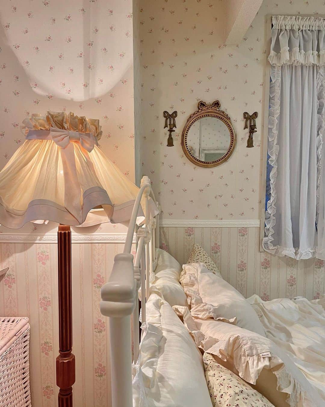 織田エリカさんのインスタグラム写真 - (織田エリカInstagram)「𝕣𝕠𝕠𝕞 𝕒𝕥 𝕟𝕚𝕘𝕙𝕥🌙💫  𓂃  日中の明るいのも好きだけど、 夜のお部屋の雰囲気が好き🌛  𓂃  #diy #myroom #room #interior #vintage #vintagegirl #antique #shabbychic #cute #frenchgirl #girly #mery #lauraashley #ベッド #ローラアシュレイ #マイルーム #インテリア #アンティーク #ヴィンテージ #ルーム #シャビーシック #ベッドルーム #淡色女子 #かわいい #diy女子 #お部屋紹介 #ルームツアー #フレンチガーリー #ヴィンテージガーリー #ヴィンテージライク」2月15日 20時12分 - _erika0819