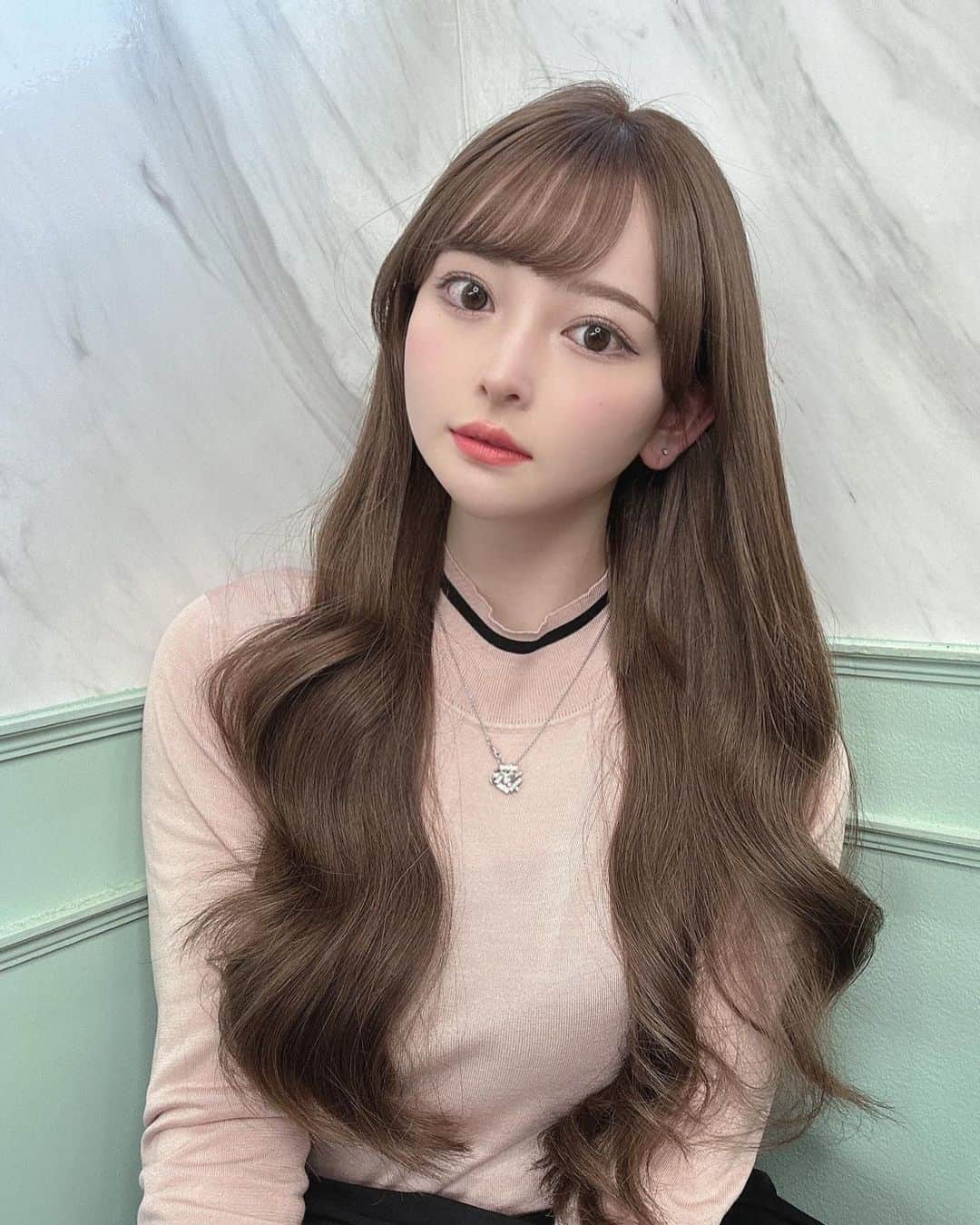 のインスタグラム：「地毛が伸びたから過去一馴染みが良い🫶 透明感のあるベージュカラー🫒 ⁡ 2〜3枚目は帰宅して自撮りしようと 😘の口をしたつもりがぶーぶー😗攻撃にあったのでやめた ⁡ #ロングヘア #ロングエクステ #ロングヘアアレンジ #シールエクステ #赤ちゃんのいる生活 #ベージュカラー #オリーブベージュ #親子」