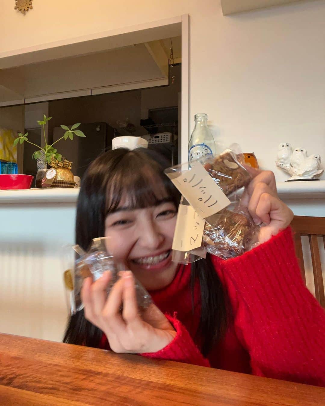 堀口日萌さんのインスタグラム写真 - (堀口日萌Instagram)「滑り込みブラウニー作った🥰 オレンジトッピング🍊🍊🧡 9個に切って１個たべた！美味しかった😇😇😇 残り８個のうち２つは両親へ もう６個は日萌の胃袋に行きます みんなにあげません！おいしいから！ みんなにはこのブラウニーの残留思念体あげるね🫶🏻  #happyvalentinesday #バレンタイン #ブラウニー #チョコレート #手作り #キッチン #終わった #03 #03년생 #大学生 #ootd #fyp #堀口日萌」2月15日 20時29分 - himechannel_0624