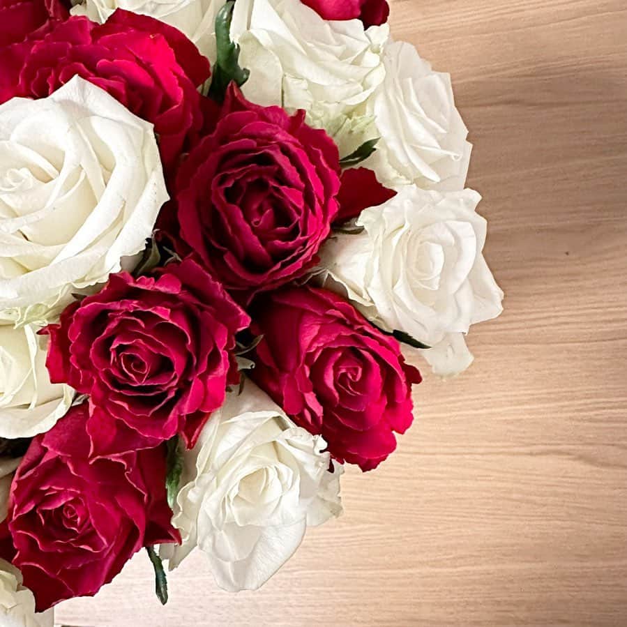 のインスタグラム：「♡ 　 39🌹 　 今日は朝から友人の撮影に同行！夫が前日から出張で不在だったのでバタバタと用意👶🏻外での撮影で体の芯から冷え切って胃がヒューヒューしていたので、先に帰宅していた夫にお風呂を用意してもらい帰宅後すぐ足湯。最高！しばらく3人でのんびりゴロゴロして、バレンタインで夫に作ったパイ🍫を渡し、夫は会食へ。息子を遊ばせ、私はサッとお風呂に入り転がっている息子をゲットしてお風呂に入れて、そのままベッドにいき寝かしつけで顔面激突され、しばらくしてご就寝。それから1時間くらいで泣いたのでトントンしていたら寝た！朝までぐっすり寝ますように！今は夫の帰宅待ち！早く帰ってこないと寝ちゃうぞ！ 　 ⁡ #39#thankyou #日記 ⁡」