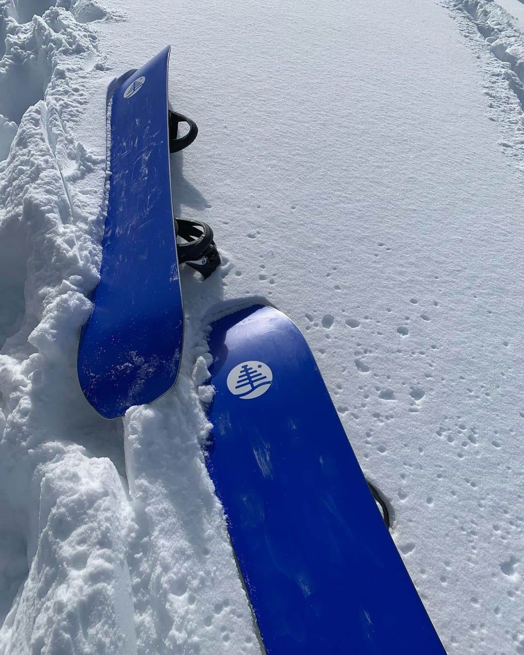 大江光さんのインスタグラム写真 - (大江光Instagram)「今シーズンの相棒👯‍♀️ HOMETOWN HERO 148  旭川のばふばふパウダーも ピステンバーンも パークパイプも これ1本で何でも出来ます👍👍👍  そして、このJake Blueのソールが映えます💙  #旭川 #snowboard #スノーボード #スノボ女子 #burton #バートン #KONASURF #コナサーフ」2月15日 20時37分 - hikaru3.83