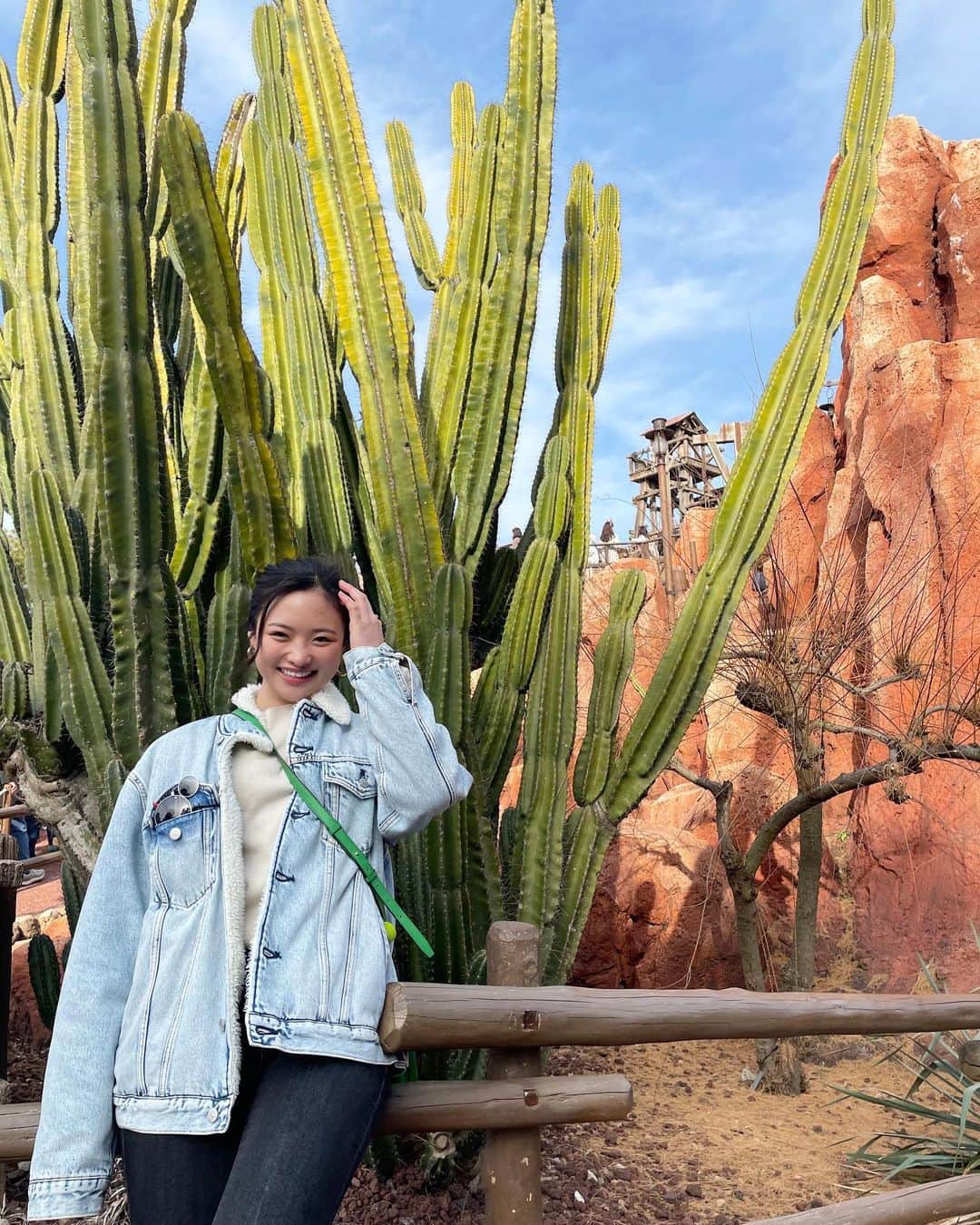石井美音奈のインスタグラム：「海外にいる風🌵 where do you see?💭 もし外国にいたら、顔が幼いから絶対学生だと思われそう😆✨  #ディズニー  #ディズニーコーデ #ディズニーランド #ディズニーグッズ #disneyland #disney #disneyworld #disneyparks #disneycode」