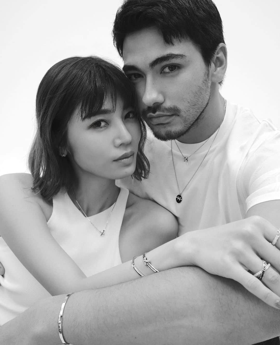 のインスタグラム：「CHAUMET .. . メゾンショーメは、1780 年パリで創業し、 240年以上に亘りフランスの歴史と共に歩んできたジュエリーブランド。 フランス語で“絆”を意味する「リアン」コレクションはジェンダーレスで楽しめるのでお揃いで付けるのも良いし、シェアするのもいい。 . .. @chaumetofficial  #STORIESOFLINES #PR」