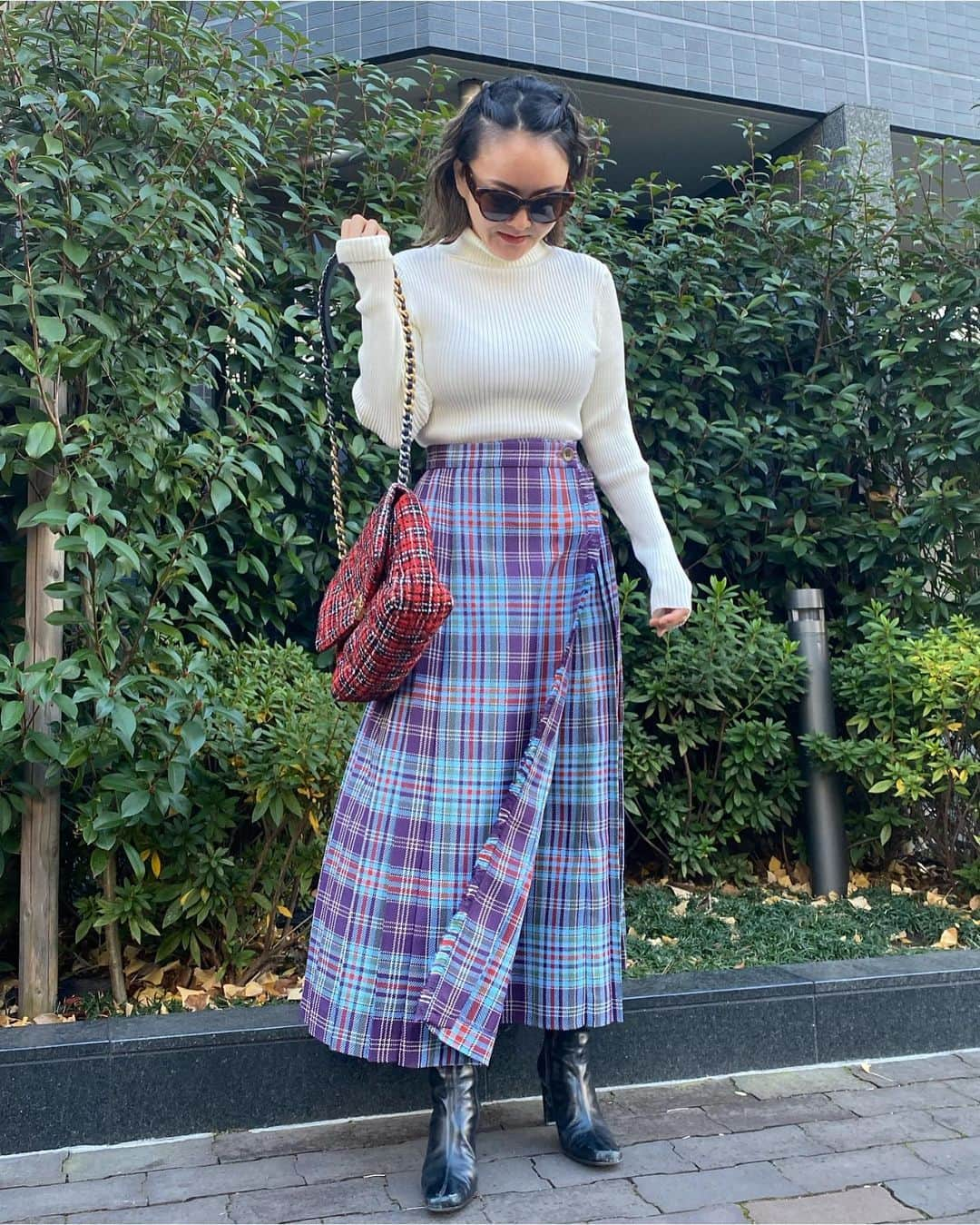 mimimimiyoさんのインスタグラム写真 - (mimimimiyoInstagram)「まだ日本にいる時のやつ  Tops#lounie skirt#beams  boots#SergioRossi bag#chanel」2月15日 20時40分 - mimimimiyo