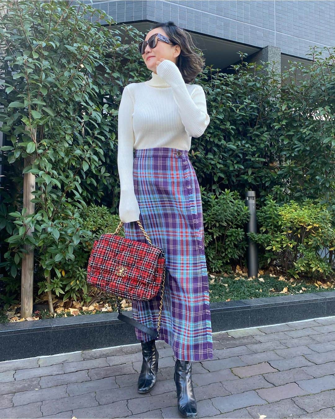 mimimimiyoのインスタグラム：「まだ日本にいる時のやつ  Tops#lounie skirt#beams  boots#SergioRossi bag#chanel」