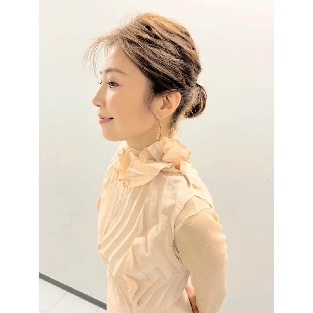 のインスタグラム：「Today I've played for Japanese  TV program.   本日のおしごと。　  ------------------------ dress: @isseymiyakeofficial  boots: @toryburch  accessory: @cocozelle_  Styled by @limleanlee  Hair＆makeup @mihomatsudahm -------------------------」