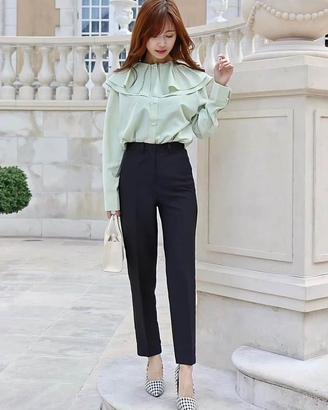 のインスタグラム：「. @chou_chou_ma_cheri で昨日から発売開始になったtuck pleats collar blouse✨ . トレンドのビックカラーのブラウスで、春らしいピスタチオグリーンのカラーがお気に入り😍✨  他にマーガリンイエローに近いオフホワイト、ピンクの3色展開になっています💡 ボタンがパールなのもポイント🤗 . . . . .  #chouchoumacheri #シュシュマシェリ #シュシュコーデ」