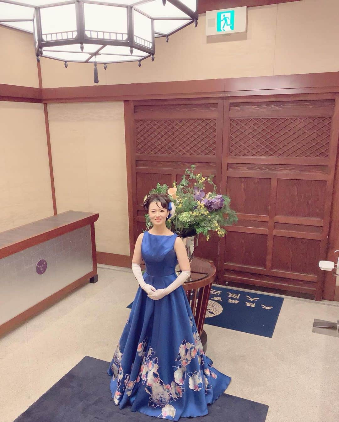 花城アリアさんのインスタグラム写真 - (花城アリアInstagram)「歌のステージをさせて頂きました🎶 今日は初めて 大阪城西の丸庭園内にある大阪迎賓館で 歌わせて頂き🏯 和の雰囲気に合わせて 久しぶりにブルーのドレスにしました。 スタッフの皆さんも 細やかなお心配りをくださり 歌いやすかったです🎤✨  ご依頼くださった企業様も お越しになられた皆様も 楽しんで下さった様で良かったです！🎶 スタッフの若い女性の方々が お仕事しながら、歌聴いて泣きそうになりました。と 仰って下さったのも嬉しかったです！励みになります！ 本日は本当にありがとうございました😊  #誕生日返上で頑張りました　笑 #今年は地声のボイトレ　 #レッスンに行こう！ #ステージ　#歌　#コンサート　#パーティー　 #アトラクション　#宝塚OG  #ボーカル」2月15日 21時10分 - aria.kajo