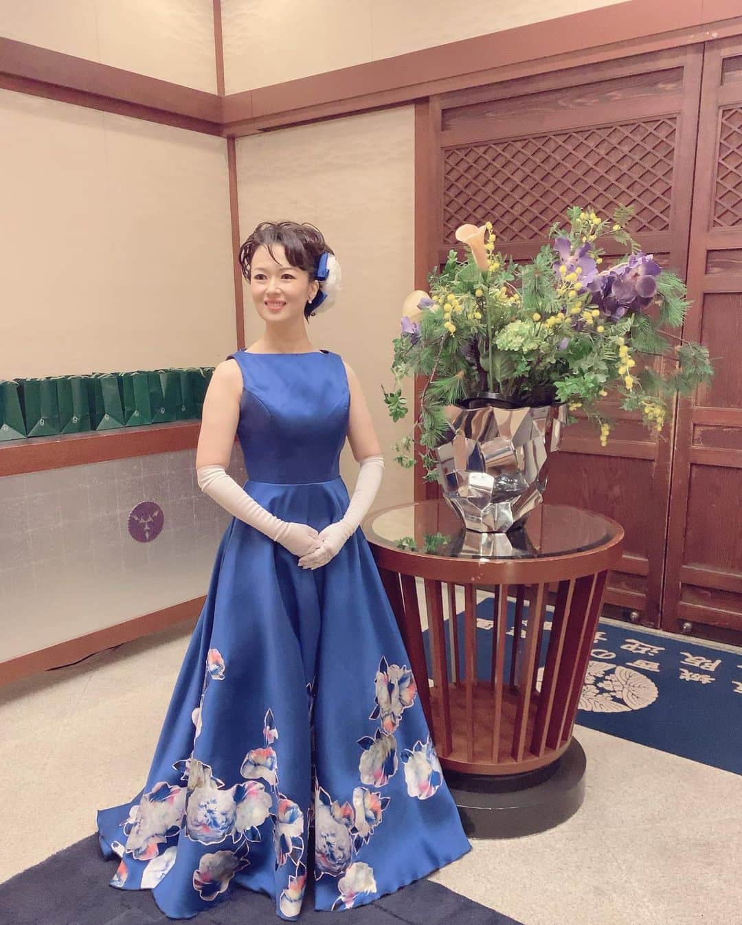 花城アリアさんのインスタグラム写真 - (花城アリアInstagram)「歌のステージをさせて頂きました🎶 今日は初めて 大阪城西の丸庭園内にある大阪迎賓館で 歌わせて頂き🏯 和の雰囲気に合わせて 久しぶりにブルーのドレスにしました。 スタッフの皆さんも 細やかなお心配りをくださり 歌いやすかったです🎤✨  ご依頼くださった企業様も お越しになられた皆様も 楽しんで下さった様で良かったです！🎶 スタッフの若い女性の方々が お仕事しながら、歌聴いて泣きそうになりました。と 仰って下さったのも嬉しかったです！励みになります！ 本日は本当にありがとうございました😊  #誕生日返上で頑張りました　笑 #今年は地声のボイトレ　 #レッスンに行こう！ #ステージ　#歌　#コンサート　#パーティー　 #アトラクション　#宝塚OG  #ボーカル」2月15日 21時10分 - aria.kajo