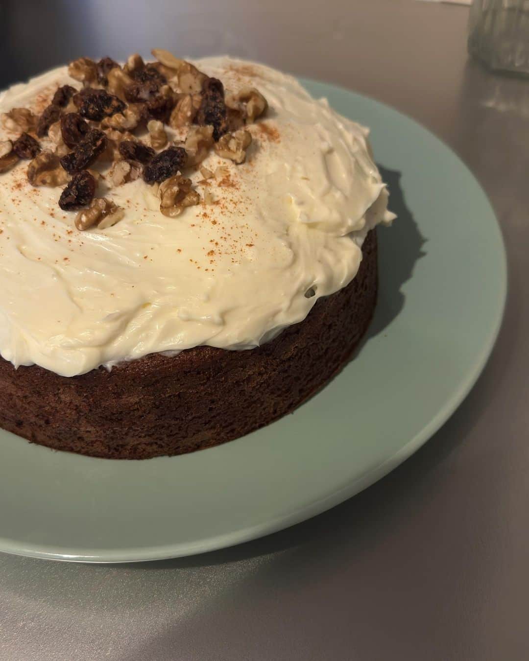 Alisaのインスタグラム：「Happy Valentine's Day☕️ 今年はシナモンにカルダモン、ナツメグとスパイスたっぷりのキャロットケーキ🥕にリクエストのマスカルポーネ入りの硬めプリンでした🍮美味しかったから我が家の定番レシピ入り！  #キャロットケーキ#プリン#バレンタインデー」