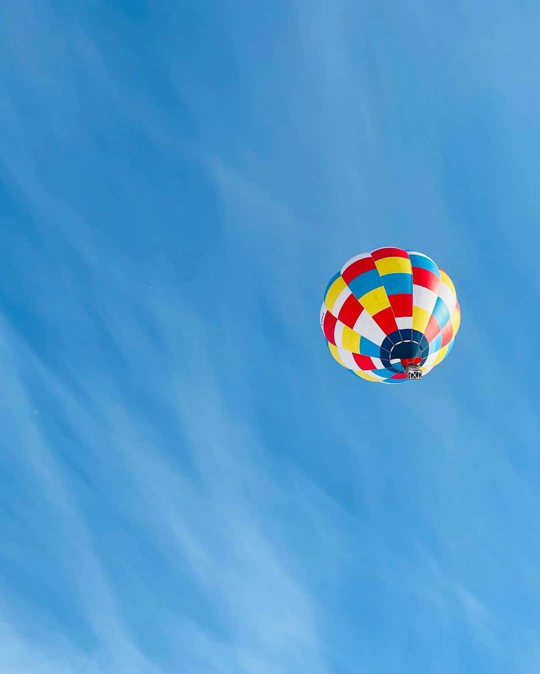 渋江譲二さんのインスタグラム写真 - (渋江譲二Instagram)「北海道ロケ③ 気球！気球！！気球！！！ 滅多に乗れないぞ気球なんて！！！  600mの高さまで上がって風に逆らわず揺られる。 音も無く空に浮かんでいるのが不思議な感覚だった。 霧が出てたり風が強かったりするだけで飛ばせないこの乗り物に乗れた幸運🤞  #渋江譲二 #北海道 #気球 #富良野」2月15日 21時21分 - shibue0315