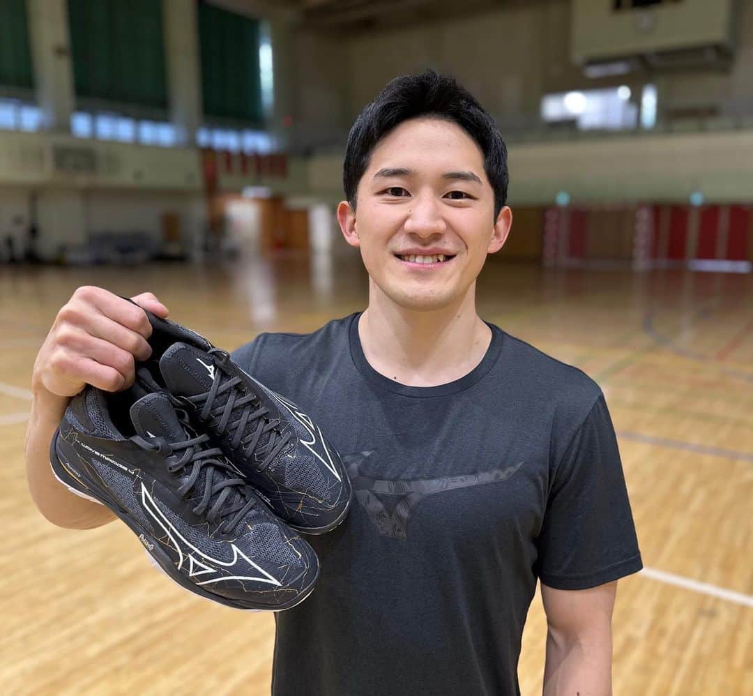 杉岡尚樹さんのインスタグラム写真 - (杉岡尚樹Instagram)「最高のフィット感とグリップ👟 日本伝統技術『金継ぎ』デザイン😎⚡️ #mizuno #handball #mizunohandball #wavemirage #ReachBeyond #sponsored」2月15日 21時23分 - naokisugioka