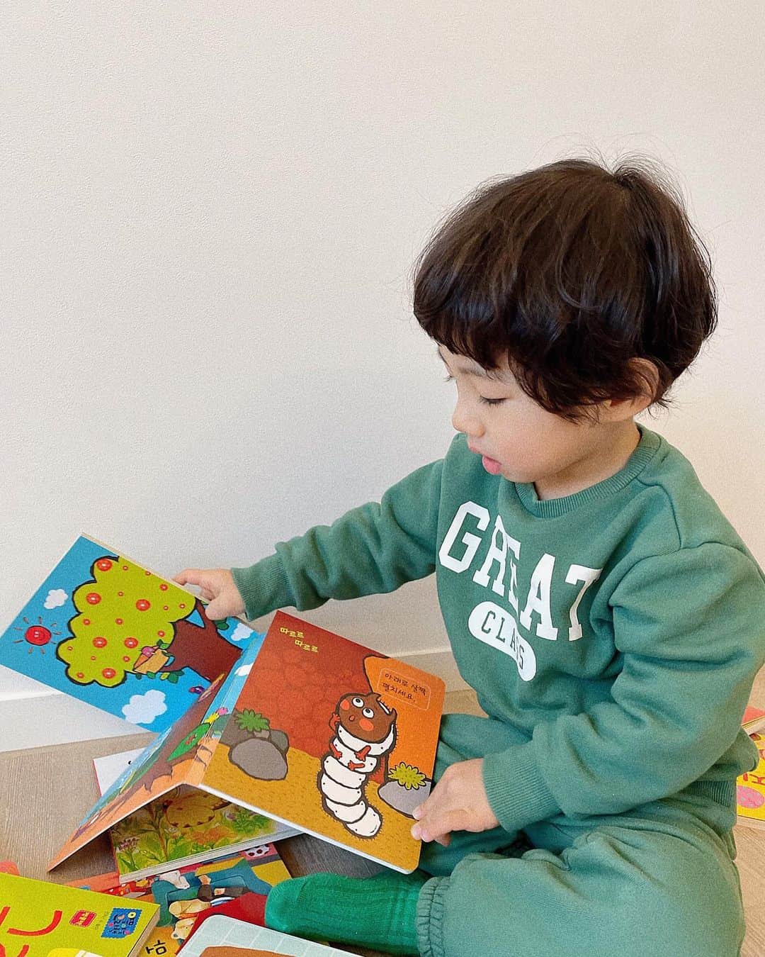 キム・ヒナのインスタグラム：「#제품제공 #야물야물그림책 📚 책 택배 도착하자마자 신난 우리 아드님 ㅋㅋㅋ🫶🏻 그림체 색감 하나하나 다 너무 이쁘고 책 구성들이 우리 아기들이 좋아할 내용들만 정말 가득한것같다 사운드북까지 완벽 그잡채 ..? #별똥별출판사 너무 감사해요❤️❤️」