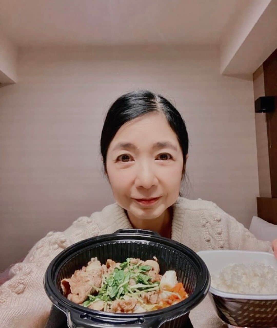 のインスタグラム：「皆さん、こんばんは。  今日は、撮影現場に登場するお料理が『すき焼き』でした。それがあまりにも美味しそうだったので近くの某の家さんですき焼き御膳を買ってきました。 多分30年ぶり。  リアル『今夜すき焼きだよ』です。  ドラマ24『今夜すきやきだよ』第7話、絵本作家の内山田として出演しております。 放送は、今夜ではございません。  今週17日金曜日テレビ東京ドラマ24『今夜すきやきだよ』第7話ぜひご覧ください。  #ドラマ #テレビ東京 #今夜すきやきだよ #すきやき」