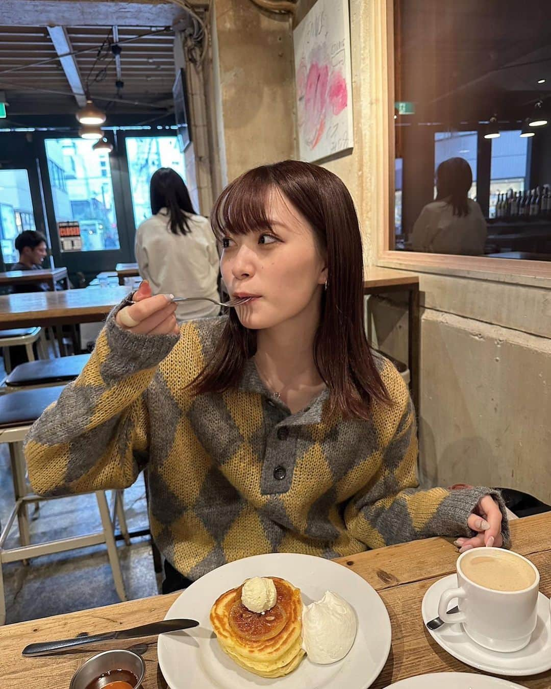 遠藤みゆのインスタグラム：「お気に入りcafé☕️ . 甘いもの食べたい。 あと何回も行こうとして混んでたり 売り切れちゃってるあいむどーなつ？行きたい、、食べたい、、、😢😢🫶🍫」