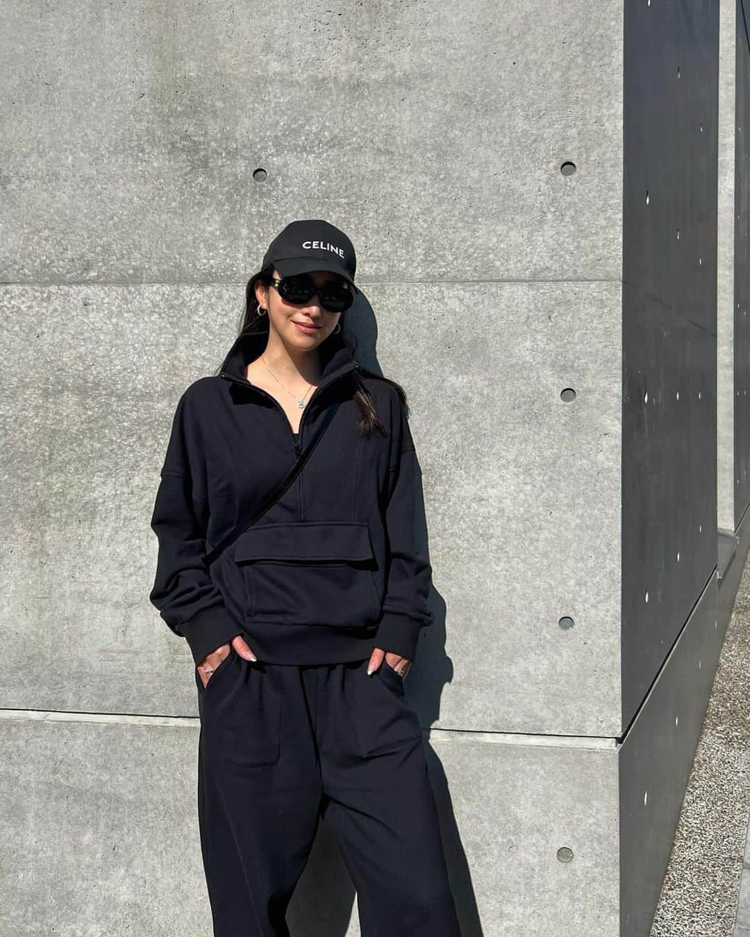 のインスタグラム：「LYFT🖤 全身version 166cmで上下ともにM2サイズです  着心地が良すぎて LAの行き帰りもアメリカ国内線でも 普段着でもずっと着てたスウェット🖤🖤  ジム着and普段着  #LYFT」