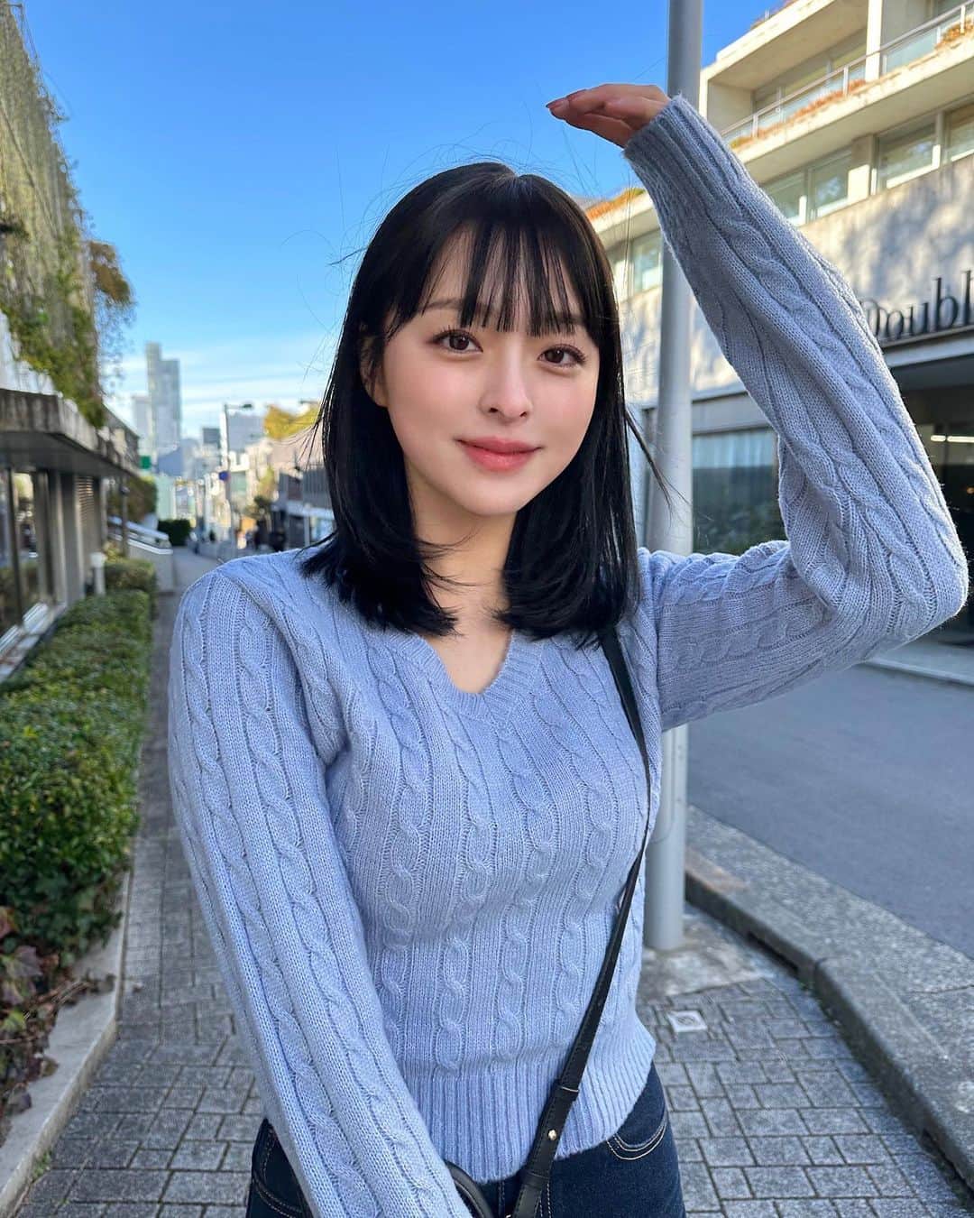 かおりのインスタグラム：「・ ・  春先も使えそうなニット！ やっぱり暗髪が落ち着く〜✌️  #ニット　#暗髪　#ワイドバング」