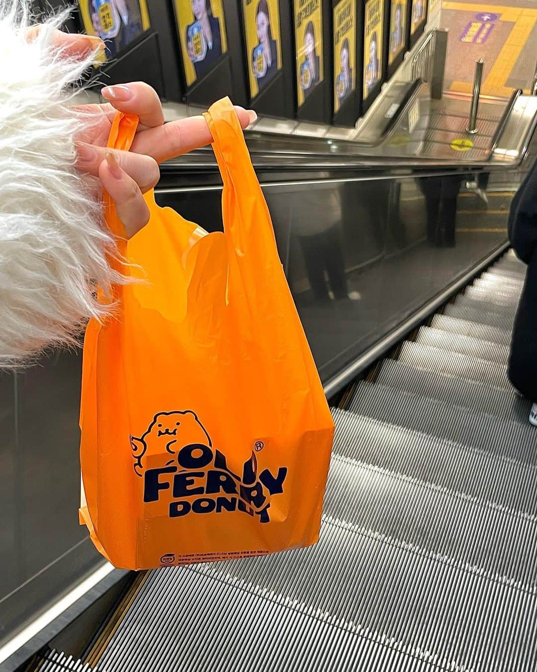 RIONのインスタグラム：「1人で全部食べちゃったよ🙃 きょちょんのブラックシークレットも全部食べちゃったよ🙃 ドーナツにピーナッツバター絶対に50g以上入ってて頭の中で計算してしまった。恐ろしい。 めちゃ美味かった。 せっかく1ヶ月ダイエット頑張ったんだから明日から落ち着かせよう。」