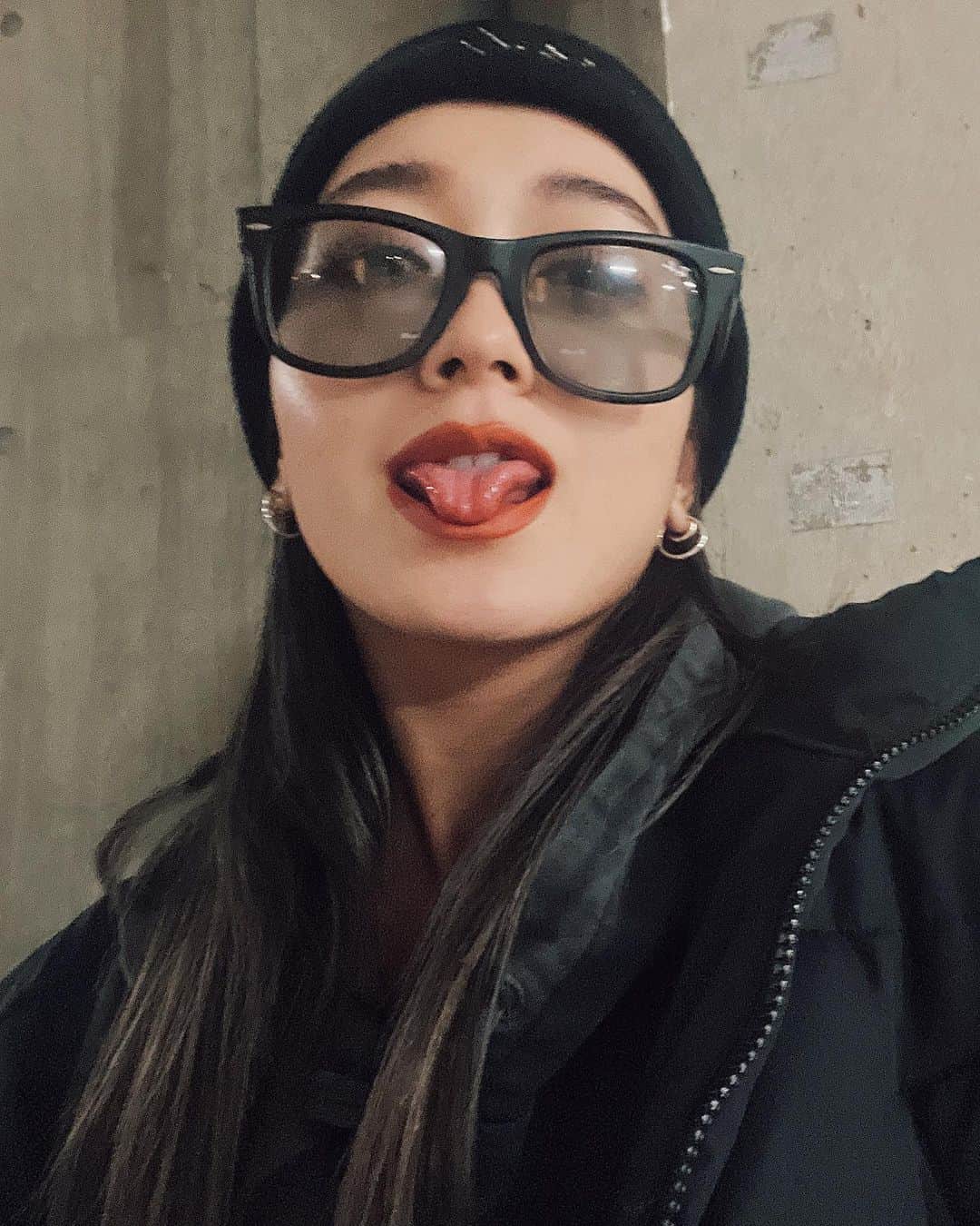 のインスタグラム：「． 🖤🖤🕶」