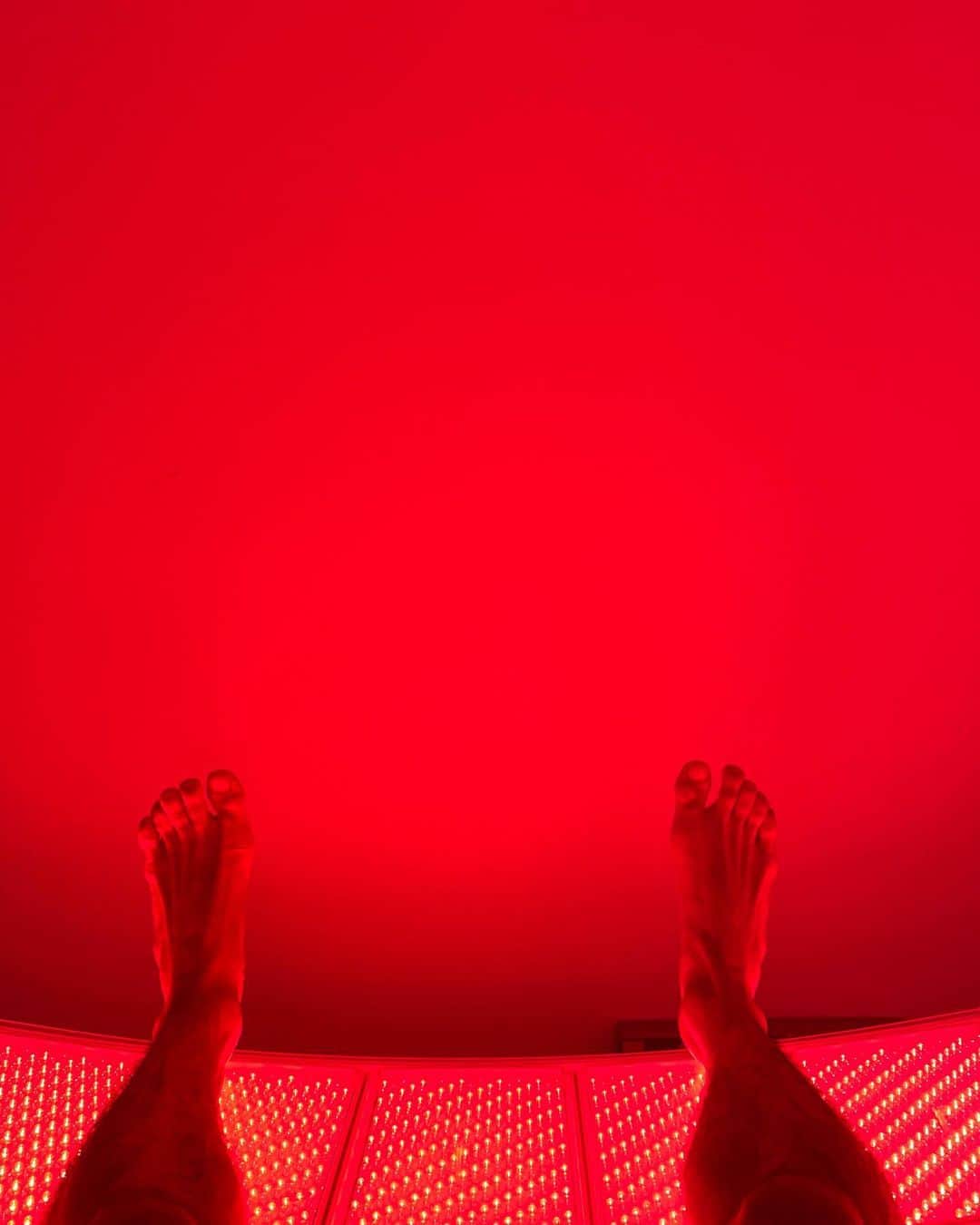 ハキム・カスバンさんのインスタグラム写真 - (ハキム・カスバンInstagram)「13 months post achilles rupture!⁣⁣ ⁣⁣ Never imagined this (or any) horrible injury ever happening to me. It didn’t take long though for me to decide that this is the minimum I’d be back to - without any guards or sleeves or whatever - regardless of how long it took. That decision is the most important thing if you’re coming back from something.⁣⁣ ⁣⁣ Regaining my athleticism was the top priority. I think it’s an overlooked aspect for climbing. Building my athletic base back has been a tough journey. In the process not only did I learn a lot about myself, I learnt some key principles that I now incorporate into my climbing training, and I’m reaping so much from it.⁣ ⁣⁣ I’ve been quite self motivated through this but it wouldn’t have been possible without these people managing my pain and getting my confidence back up. Big big shoutout to @runjenny.run @oneknee @jaydencwj and the @hellophysiosg team for getting me here! I actually believe my vertical jump is higher than ever before 😂 ⁣⁣ ⁣⁣ @reddotrunningco⁣⁣ ⁣⁣ #rdrcsg #teamrdrc #hellophysiosg #teamrdrc #achillesrupture #redlighttherapy」2月15日 21時54分 - h_keeem