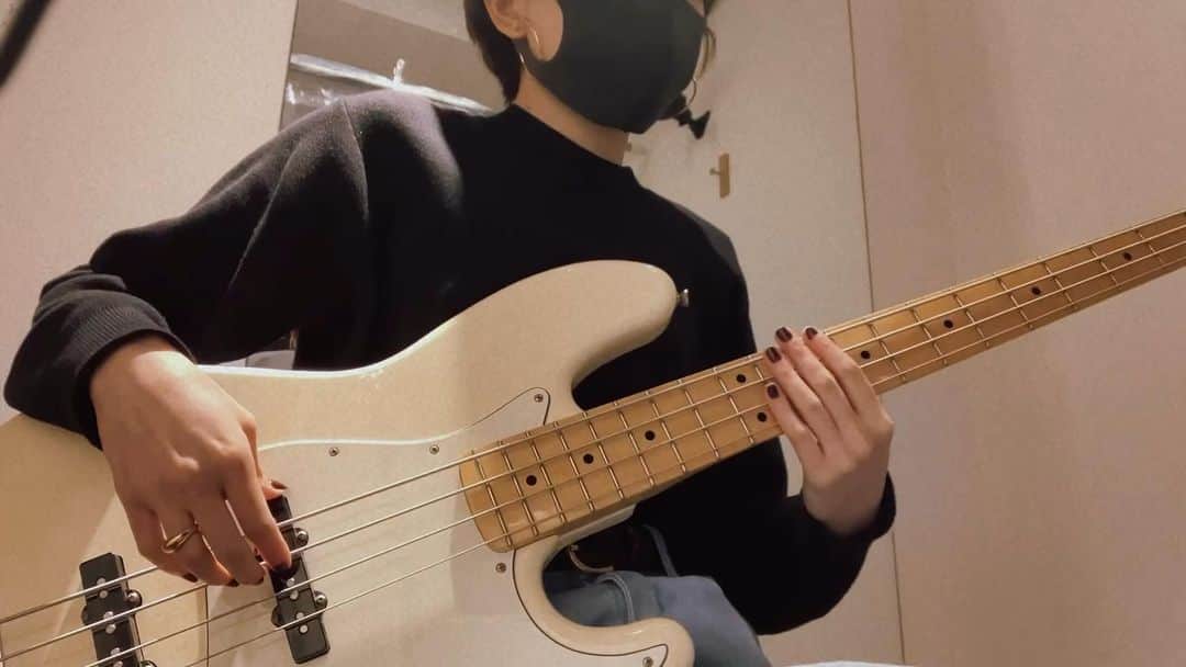 のインスタグラム：「藤井風「きらり」のサビを弾きました。  #藤井風#きらり#ベース#弾いてみた ベーシストのMINAさんのを参考にしました✨」