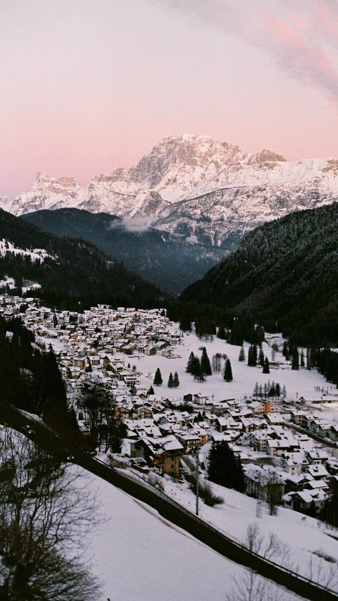 ケルシー・ロビンソンのインスタグラム：「A snow day in Cortina D’Ampezzo 💌」