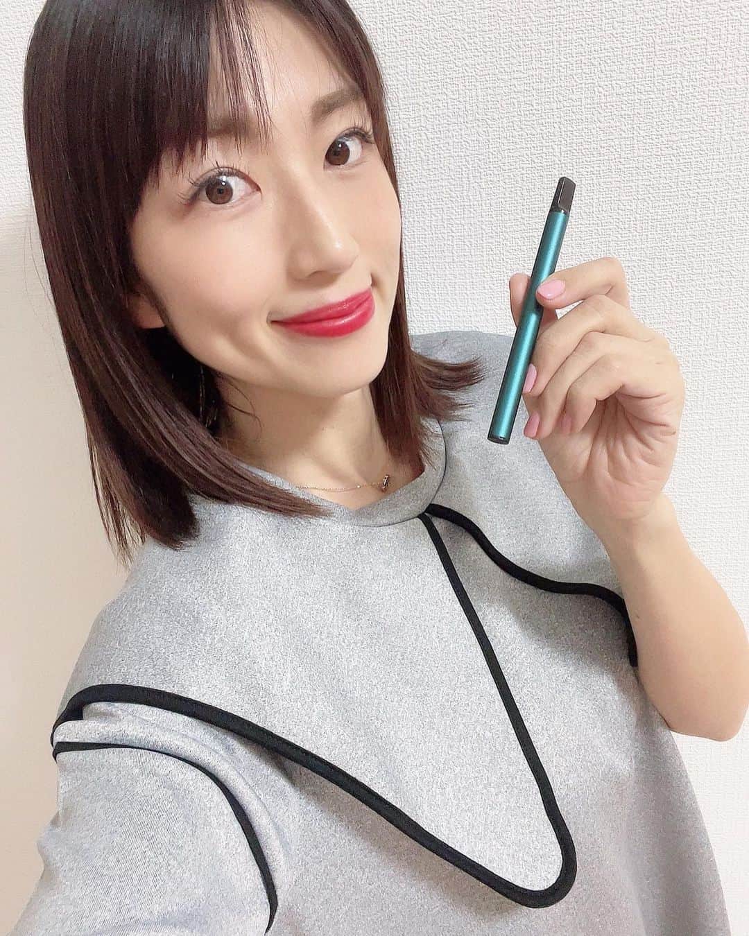 のインスタグラム：「ston sで一休み🤗 最近新しい仕事が始まり、目まぐるしく忙しくて、呼吸が浅くなりがち、、😂 そんなとき私はこれを持ち歩いていてあらゆる場面で吸って呼吸を整えています✨ もちろんニコチンは入っていません！ 仕事中、もっと頑張りたいなって時にこのミントフレーバーを吸うと超スッキリするよっ✨  外気と一緒に吸引することで、蒸気が見えにくい吸い方をできるのがBREATHER製品の特徴です🤗 フレーバーの種類はミント、エナジードリンク、ブルーベリー、ココナッツの4種類🌟 私はその時の気分によって使い分けています^ ^  リフレッシュしたい、呼吸を通じて気分を整えたいって方にめちゃくちゃオススメアイテムだよー🥰 @breather_inc   #stons #ブリージングデバイス #呼吸 #深呼吸 #マインドフルネス #瞑想 #PR#リフレッシュ」