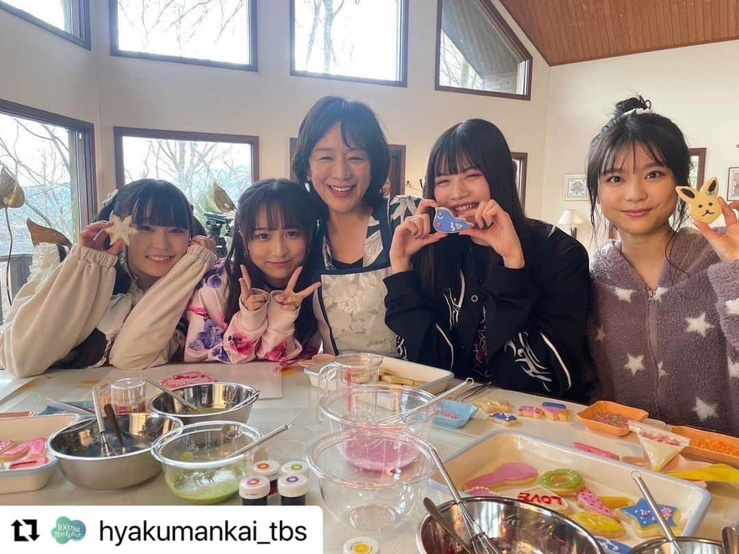 佐藤ひなたさんのインスタグラム写真 - (佐藤ひなたInstagram)「・ ・ @hyakumankai_tbs with さまの リポストさせていただきました🐰  ▓▓▓▓▓▓▓▓▓▓▓▓▓▓▓▓▓  🍪🍭  第5話(2/10放送)より   一体このシーンには どんな謎が隠されているのか…？ 武藤千代は一体何者…？   #100万回言えば良かった #TBS #金曜ドラマ #金ドラ100よか  #井上真央 さん #相馬悠依 役 #佐藤健 さん #鳥野直木 役 #松山ケンイチ さん #魚住譲 役 #神野三鈴 さん #武藤千代 役 #海老名瑠花 さん #相羽星良 さん #高橋真彩 さん #佐藤ひなた #山﨑莉果 役 #ひなbiz  #Repost @use.repost」2月15日 22時11分 - hinata_sato_official