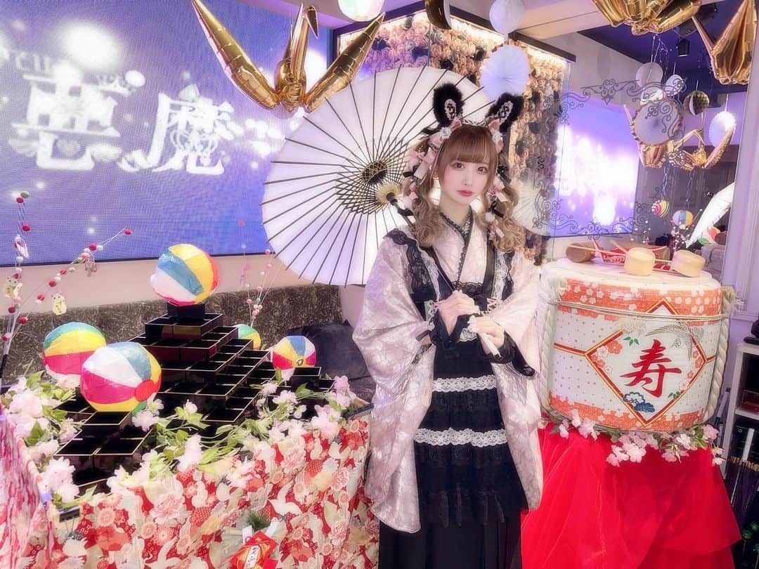 さきぼんのインスタグラム：「あけましておめでとうございます (！？) きらきら女子がんばるよ～ჱ̒⸝⸝•̀֊•́⸝⸝)‪♡  写真はお正月のイベントの時の！  さわだ屋さん(@asakusa_sawadaya )の着物を久しぶりに着させてもらいました🎀🖤 舞々悪魔でさわだ屋さん着るの目標だった～！  #舞々悪魔 #まいでび #コンカフェ #コンカフェ嬢 #歌舞伎町 #さわだ屋 #着物 #うさ耳 #2023 #地雷 #地雷女子」