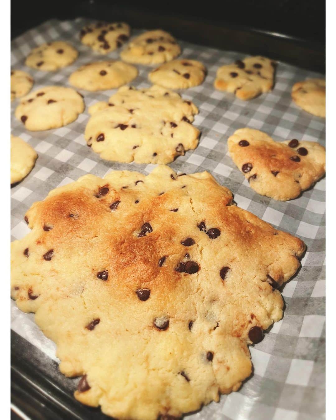 佐々木希さんのインスタグラム写真 - (佐々木希Instagram)「これはクッキーです🍪笑 バレンタインは子供とクッキーを作り、とんでもなく大きなクッキーが焼き上がりました。😂」2月15日 22時21分 - nozomisasaki_official