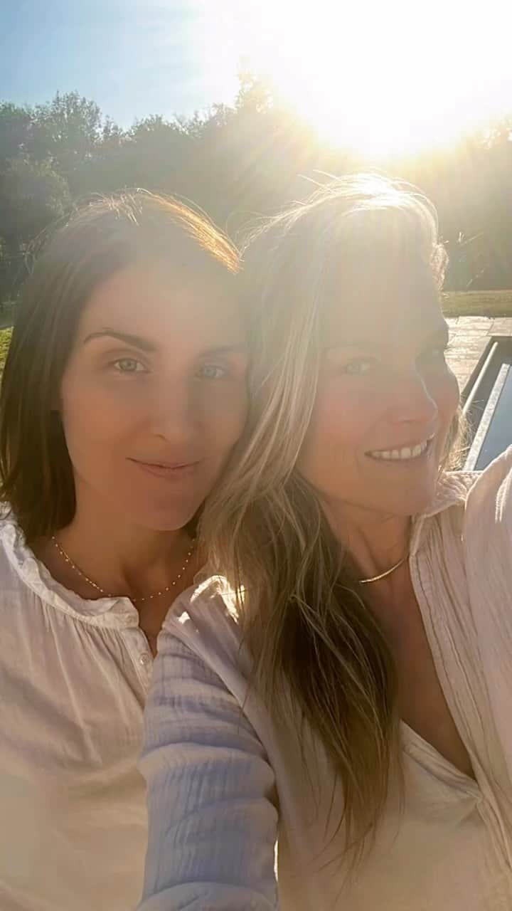 アリ・ラーターのインスタグラム：「A beautiful and powerful weekend @wellsoulworkshops in Napa. Learning to be comfortable being uncomfortable and embracing our lessons. And, obviously, all inner work needs to be refueled with @bouchon_bakery croissants Thank you @kaseycrown @jakki_leonardini It was so incredible to see you do your healing work. ✨💫✨」