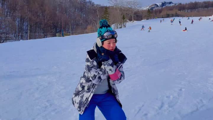 しゅうぺいのインスタグラム：「ロケでスノボしました🏂 自然に気持ちぃ出ちゃった✨ ぺこぱ運動神経いいな！笑  #スノーボード #スノボ #スノボ毎年行ってた #川場スキー場  #好き #シュウペイポーズ」