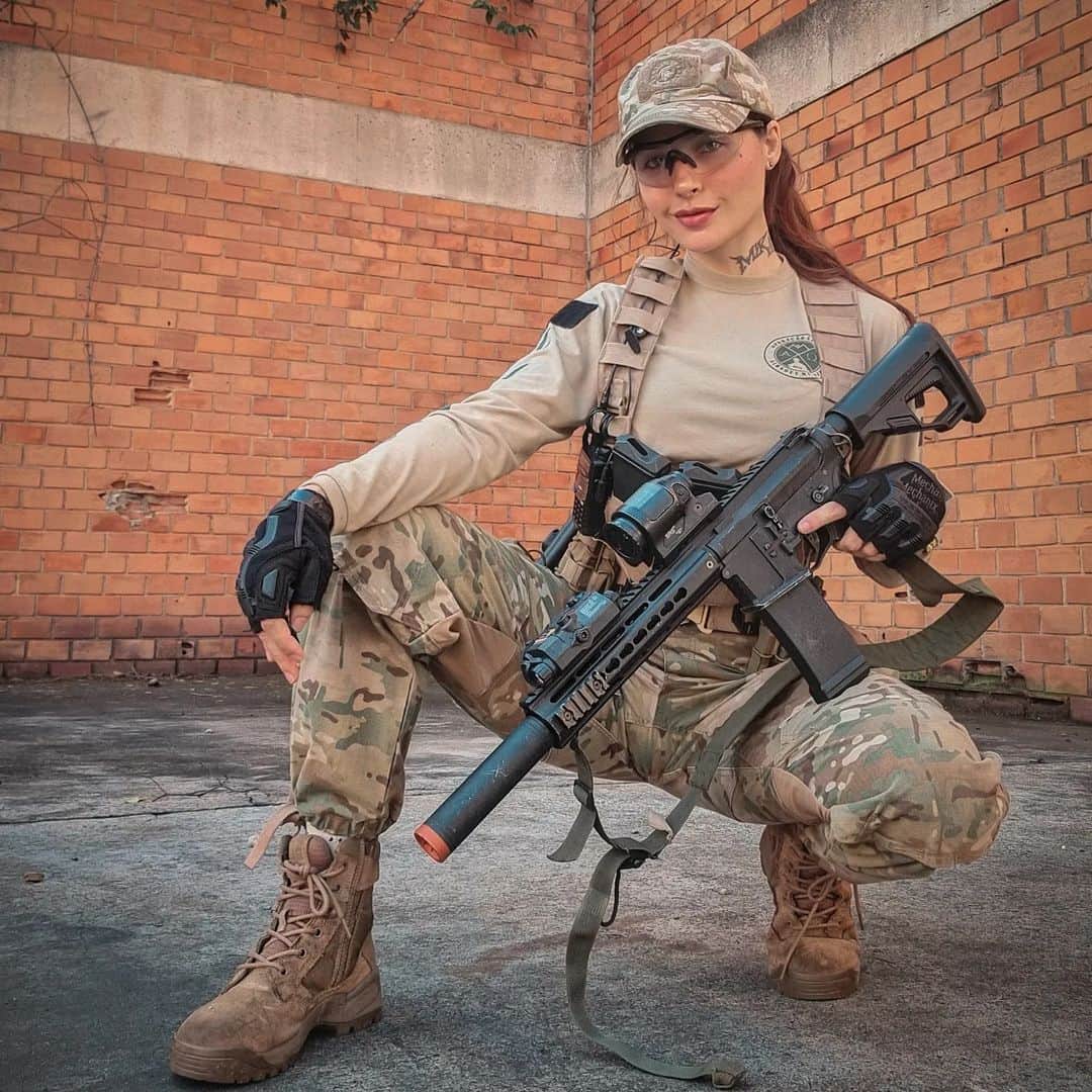 Anna Vargasのインスタグラム：「Com licença, Sr. AIgoritmo, ainda pode fazer pose de quebrada em 2023? 🙃 . . . . . #milsim #airsoft #airsoftbrasil #airsoftgirl #loadout #equipamentotatico #tactical #tacticool #tacticalgear」