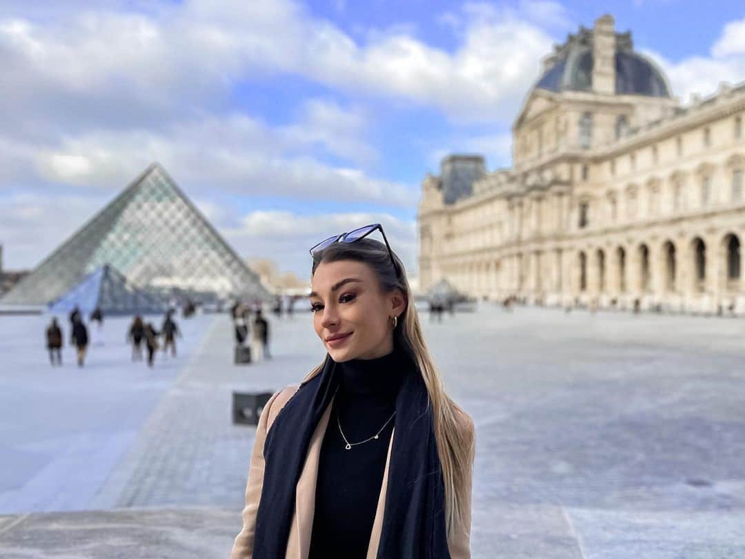 アガタ・クリゲルのインスタグラム：「📍Musée du Louvre 🤍」