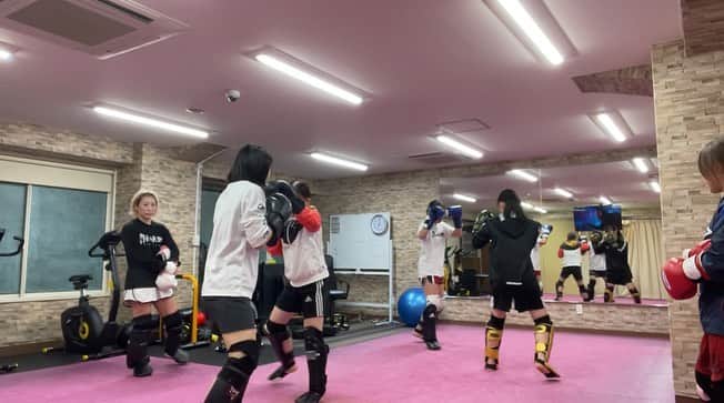 のインスタグラム：「🙏🏽ARIGATO🙏🏽 「ありがとう！」って伝えたい人がたくさんいるって 本当恵まれてるってことだ😭✨ 練習一緒にしてくれる仲間がいること ミット持ってくださるトレーナーさんがいることも、 本当あたりまえじゃない！！ 感謝の毎日😭🙏🏽」