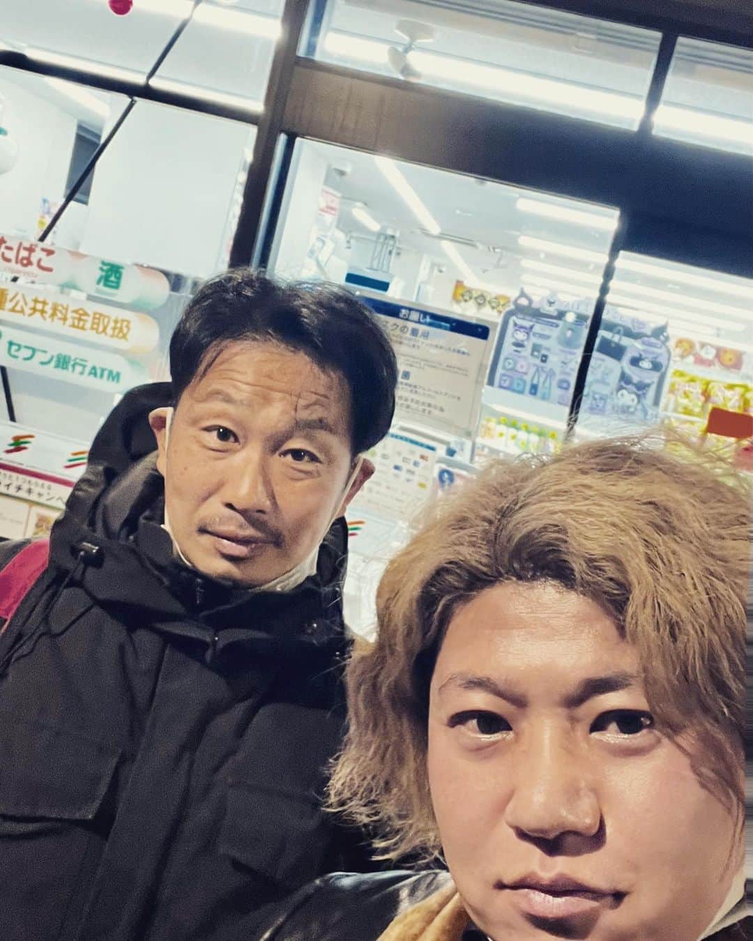 鴨志田由貴のインスタグラム：「高校以来全然会ってない同級生が家族旅行で京都にいるって事で連絡くれたので急遽飲むことに。 なんで？なんで？君はそんなに高校の同級生の近況知ってるの？というぐらい知っていて驚いた。 サッカー部でブイブイ言わせてた彼は、なぜか1年生の時に俺の家に遊びにきた貴重な人。 みんなから可愛がられるタイプで、好かれる人だから今でもみんなと付き合いがあるんだな。 サッカー部だった人がいまはサッカーを教える立場で高校で顧問までしてるのすごいなー。 同い年なのに、俺はなんで髪の色してるんだろ…。 早く落ち着かなくては。 みんな色々な場所で活躍してるから、聞くの楽しいな。 次は何年後にどこで会うのか楽しみだ。」