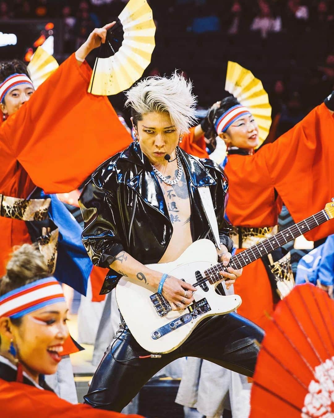 雅-MIYAVI-のインスタグラム：「2023.02.13. @warriors Half Time Show w/ the local Japanese American dance team @uzumaru_official   Thanks for having us @warriors @rakuten @rakutensports and @japaninsf   Music, Fashion, Sports, culture brings us together beyond everything.  🙏🏻」