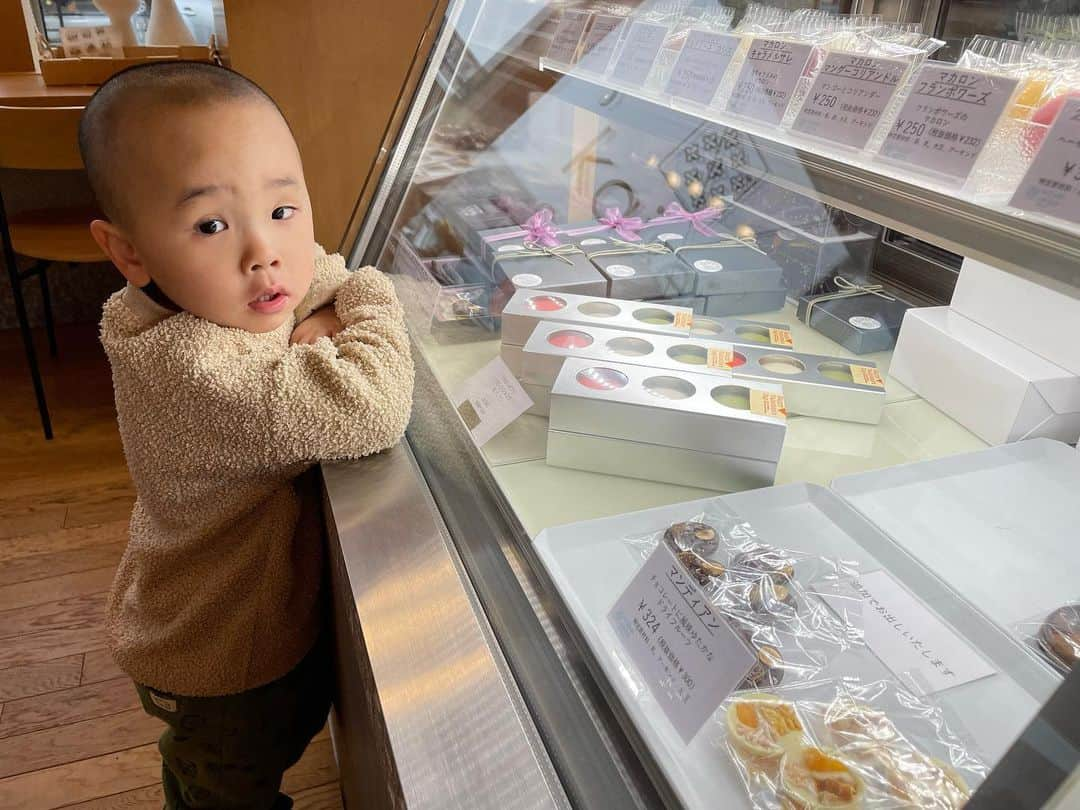 凰津りささんのインスタグラム写真 - (凰津りさInstagram)「今住んでいる自治体の保育園は共働きなのに落ちたし、あまり好きな園ではなかったので、、、 子育てについて考える良い機会を頂いたと思い、 引っ越すことにしました。  自治体が変われば制度は勿論、保育園の数も変わるので選択肢も広がります。  ってなわけで、、、  最近バタバタしておりやす‼️  子供が居たら思うように動けずで💦  引っ越すので、 転出、転入のタイミング 家の片付け 新居探し 保育園見学 役場の手続き　 （これがディズニー並の待ち時間で180分待ち😭） 私の仕事の研修  こうやって書いたら少ないけど、 中身は濃いねん‼️  新居探しも良いところ見つかった‼️ と思ったら、子ども2人は🆖だったり（1人は🆗）、 数分の差で申込めなかったり、 役場は混みすぎてマイナンバーカード手続き途中で家に帰ってきたり💦  役場も一度目は住所変更、マイナンバー書き換えだけで90分待ち。 他の手続きは諦めて高速で急いで帰るときも💦  そして今日また再チャレンジ💦 旦那は仕事なので、 子ども2人を託児所に預けて、その間に役場に走って行きマイナンバーカードをもらい、印鑑登録と証明の発行、子どもの諸々の申請、 保育園申込はまた別庁舎まで走り（ガチで走った）、水道やらなんやらの手続きもして🌀  そして気がつけば110分💦 急いで託児所に走り 保育園の見学に２件子どもらを乗せて車を走らせる。  終わったの17時、、、  そこから引越し先のアパートに立ち寄ったら、渋滞に巻き込まれてなかなか帰れなくて19時にやっと家に着いた💦  あ、午前中耳鼻科行ってたのよ‼️ それすら昨日のことの様で🤣  帰ってきてから家の片付け、ご飯、お風呂、歯磨き、寝かしつけ。。。  あたいが先に寝てしまう〜😭  子育ての為に引っ越したことある人って結構いるんじゃないかな？　  田舎には田舎の良さ、 都会には都会の良さ、 色々あるけど、 幼少期を全力で楽しんでくれる様に親として出来る限りの事はやっぱりしてあげたいよね。  やる事沢山の中、ときちゃんは中耳炎になり、週2回の通院、トシは私に構ってもらえないからか日中に失禁する様になり、反抗的な態度が見られる様になりました。  子どもたちの為に引っ越して、ちゃんと向き合ってたつもりが、心のどこかで寂しい思いをさせていたんだな。と反省しました。  なので、 一緒に工作したい！ クッキー作りたい！ 白玉団子食べたい！ とか言われたらどんなに忙しくても付き合ってあげるようにして、 マミーはトシの事が大好き❤️ って沢山伝えたら、 起きてる時の失禁がなくなりました💦 そして反抗もしなくなったのよ‼️  そして睡眠時、ケタケタ笑ってるの🤣  私が100%原因だったんだなと、反省しました。。。  子どもって本当繊細😂  今子どもたちのために全力で生きているけど、、、 いつかきっとこんなに愛されて育ってたんだ~  って気づいてくれますように❤️」2月16日 1時46分 - outsu.risa95