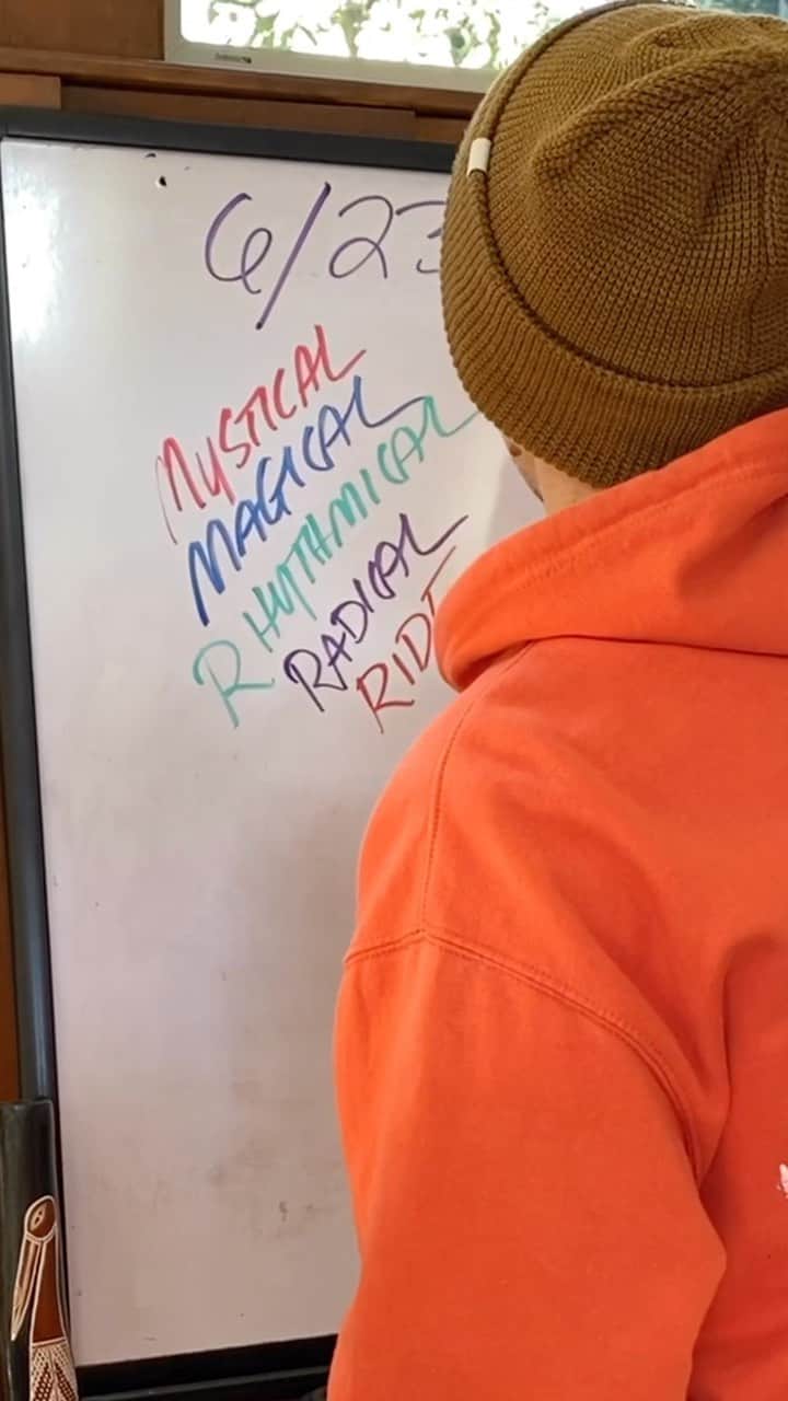 ジェイソン・ムラーズのインスタグラム：「New album June 23. New single out now. New summer tour dates on sale next week. All details at JasonMraz.com! Link in bio.」