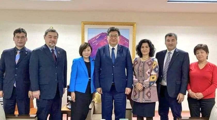 有本香のインスタグラム：「Meeting with the Chairman of Policy Committee of LDP,  はぎうだ 光一. 今日は、ルシアン・アッバスさん一行と自民党本部を訪問。萩生田光一政調会長にお時間賜りました。さすが元経産大臣でもあり、ウイグル人強制労働問題にもお詳しく、皆さん、非常に心強く感じたようです。在日ウイグル人のサウトさん（向かって左）が通訳で大活躍。私はまだまっすぐ立つのが苦手です。」