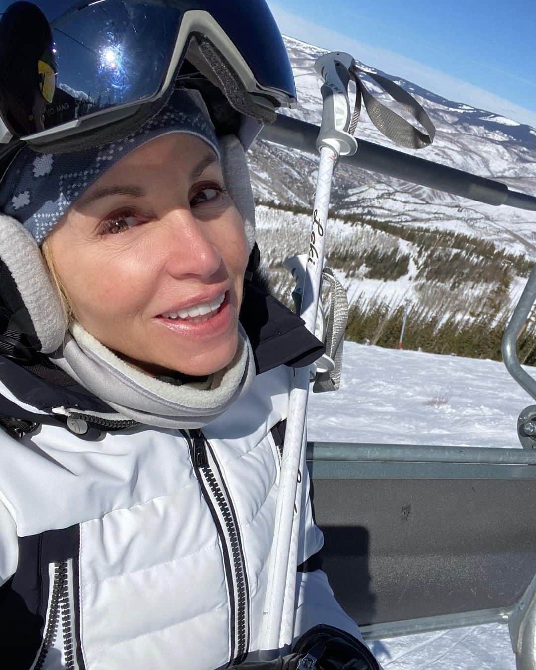 カミール・グラマーのインスタグラム：「My happy place. 🎿❄️」