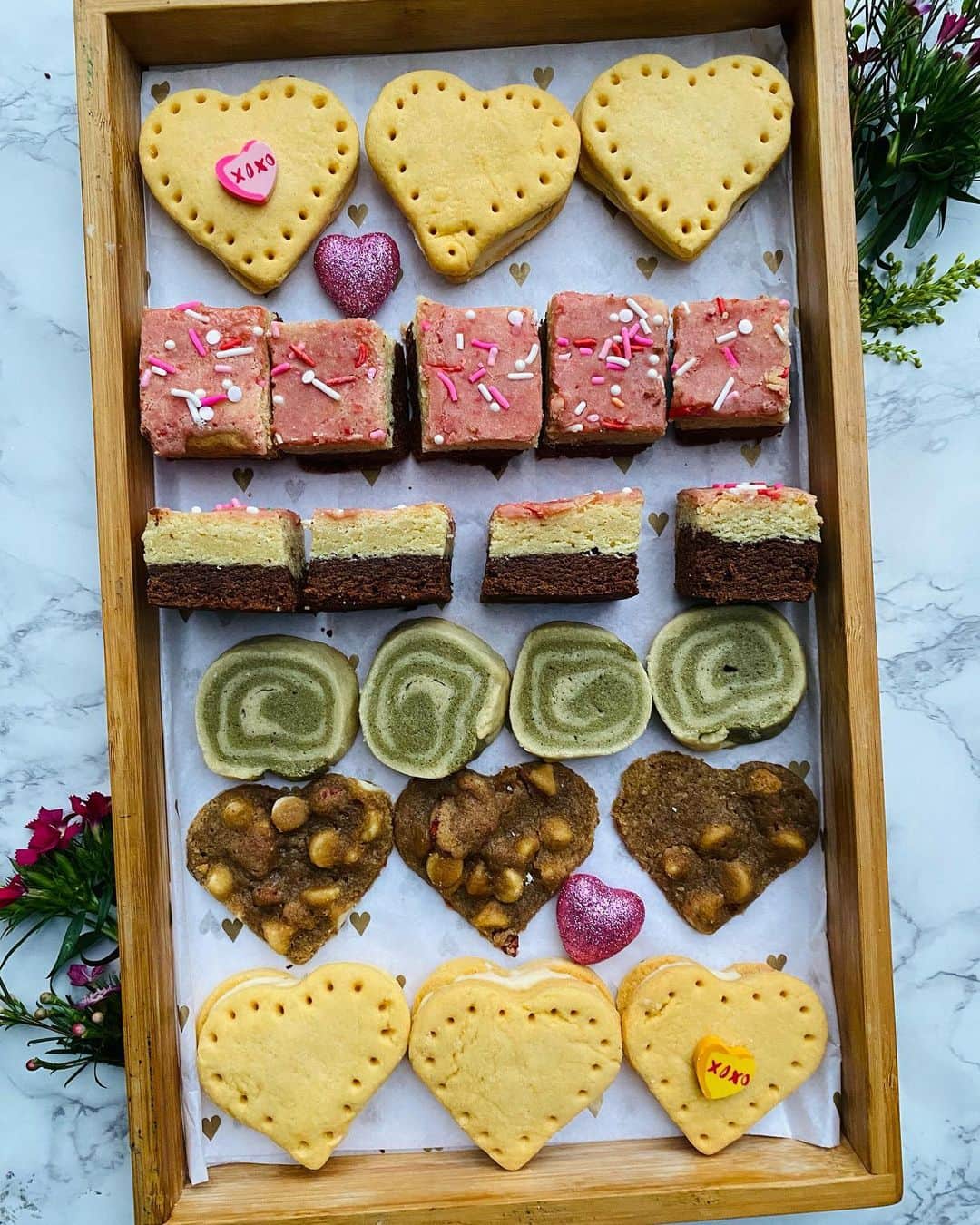 Antonietteのインスタグラム：「Hope your Valentine’s Day was sweet! Made these cookies for my boo as we are a batch made in heaven! 🍪 Cringe, lol. 😬 Made some  strawberry, almond and chocolate layered Italian cookies, custard cream hearts, matcha swirl shortbread and strawberry white chocolate heart cookies. 🤍🍓」