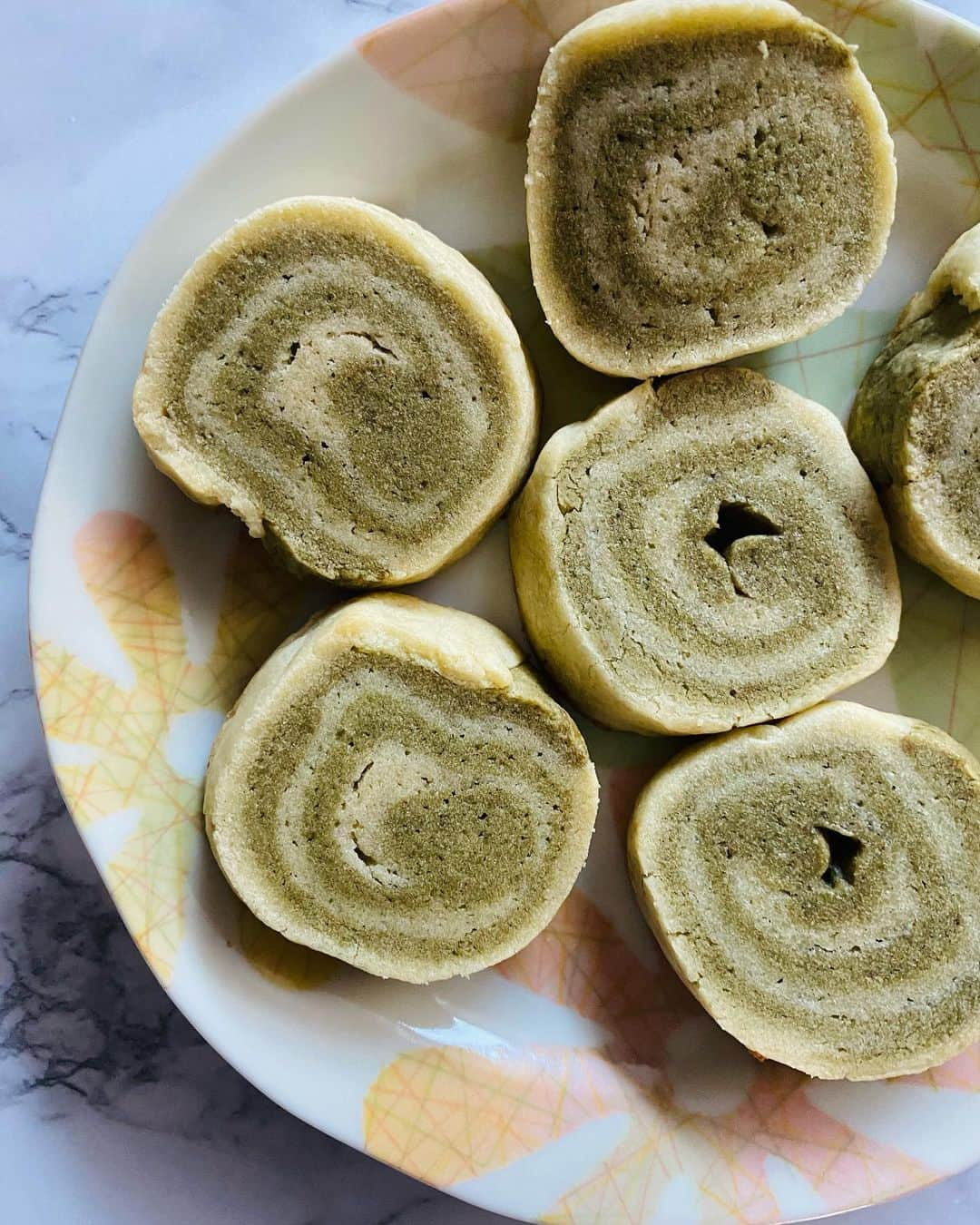 Antonietteさんのインスタグラム写真 - (AntonietteInstagram)「Hope your Valentine’s Day was sweet! Made these cookies for my boo as we are a batch made in heaven! 🍪 Cringe, lol. 😬 Made some  strawberry, almond and chocolate layered Italian cookies, custard cream hearts, matcha swirl shortbread and strawberry white chocolate heart cookies. 🤍🍓」2月16日 2時04分 - antoniette714