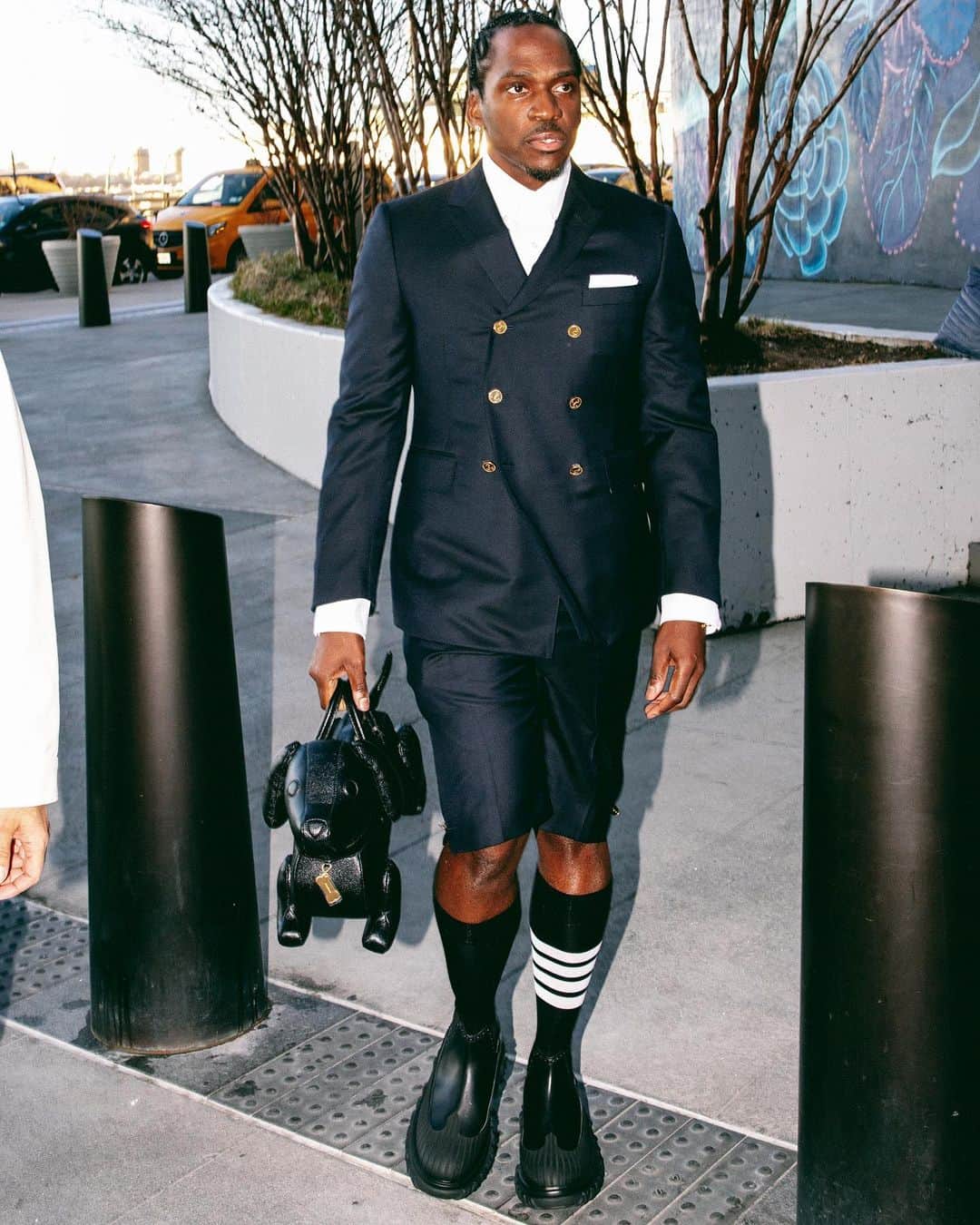 プシャ・Tのインスタグラム：「NYFW 2023  FEB 14TH   @thombrowne show  “In Loving Memory of @reupgangcj “  10/30/08 - 11/08/22  Special thanx to “Hector” the companion dog for being by my side during this grieving process. 🙏🏿  📸 @garrettbruce   Styled by: #InternationalBrennan」