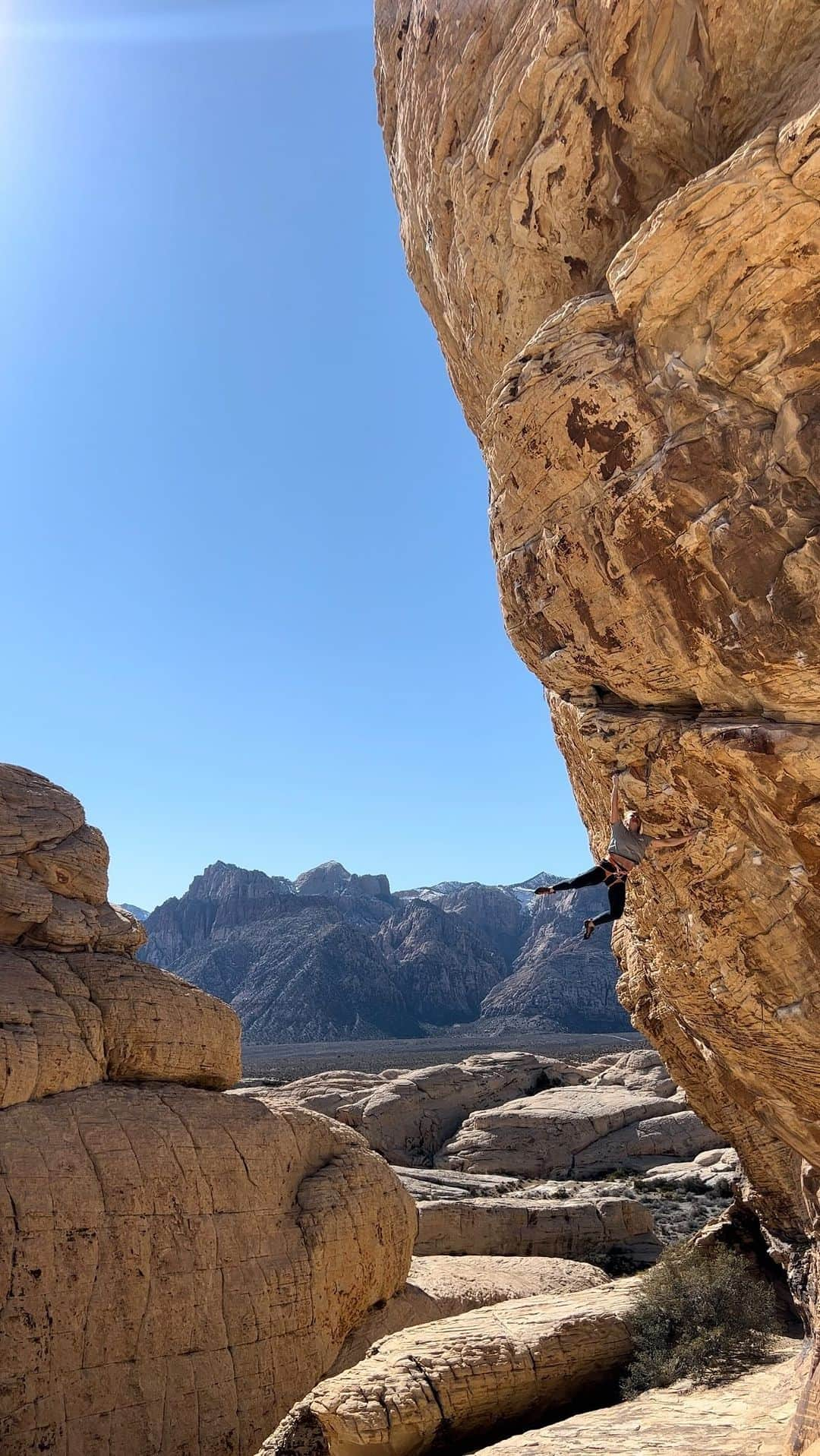 エミリー・ハリントンのインスタグラム：「Lil’ banger of ‘Keep Your Powder Dry’ from the other day. @thenorthface / @tincupwhiskey / @kodiakcakes / @lasportivana / @petzl_official」