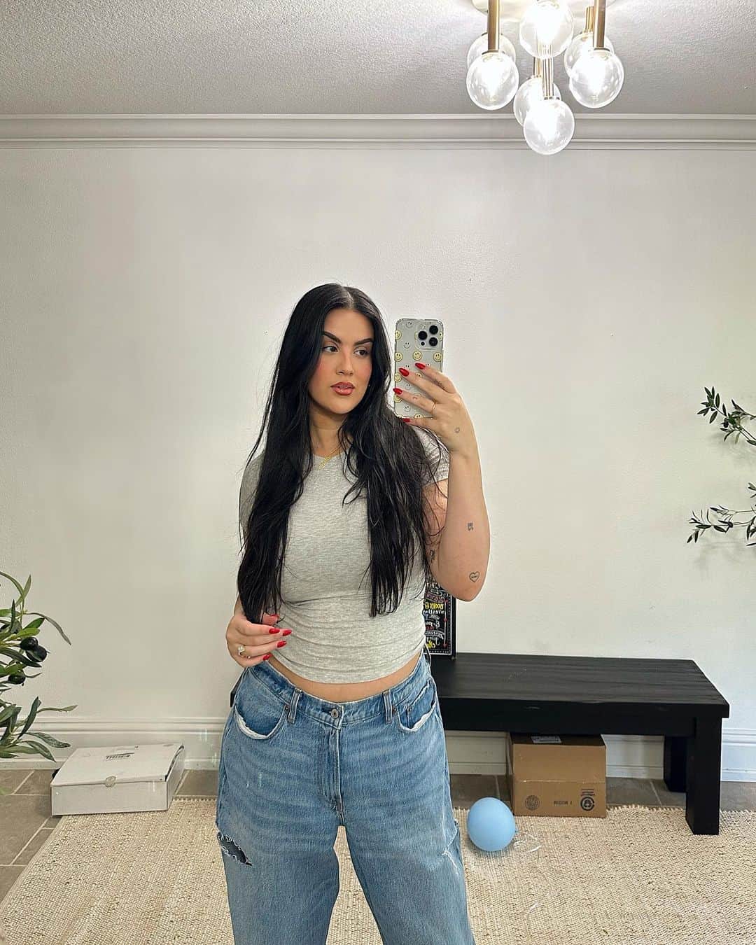 N I C O L E.のインスタグラム：「Not sure when I became a jeans girlie but here we are.」