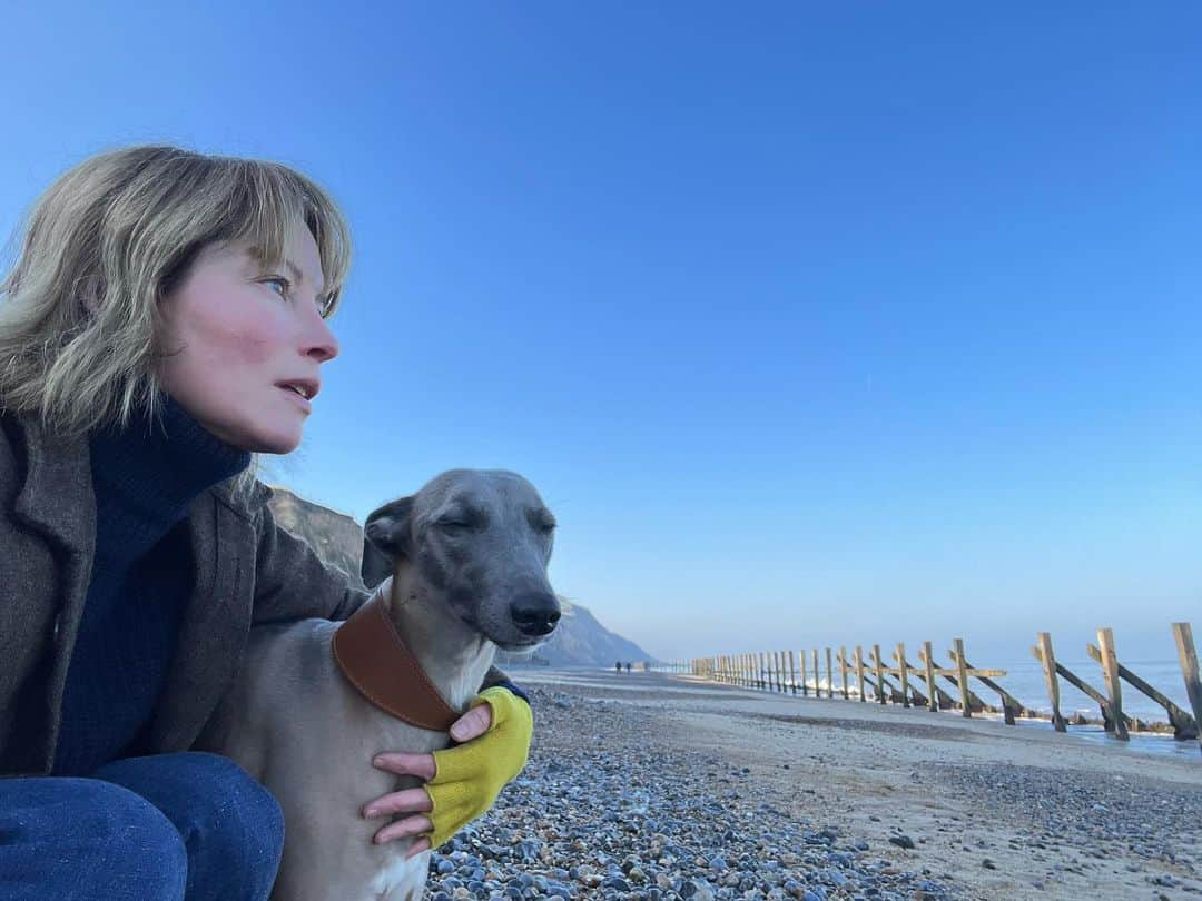 シエンナ・ギロリーさんのインスタグラム写真 - (シエンナ・ギロリーInstagram)「Dog day afternoon 😌 reel over on @carriercompanyuk」2月16日 2時45分 - guilloryguillorybe