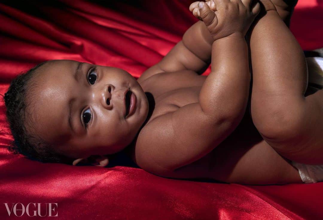 リアーナのインスタグラム：「my perfect baby!!! @britishvogue @inezandvinoodh」